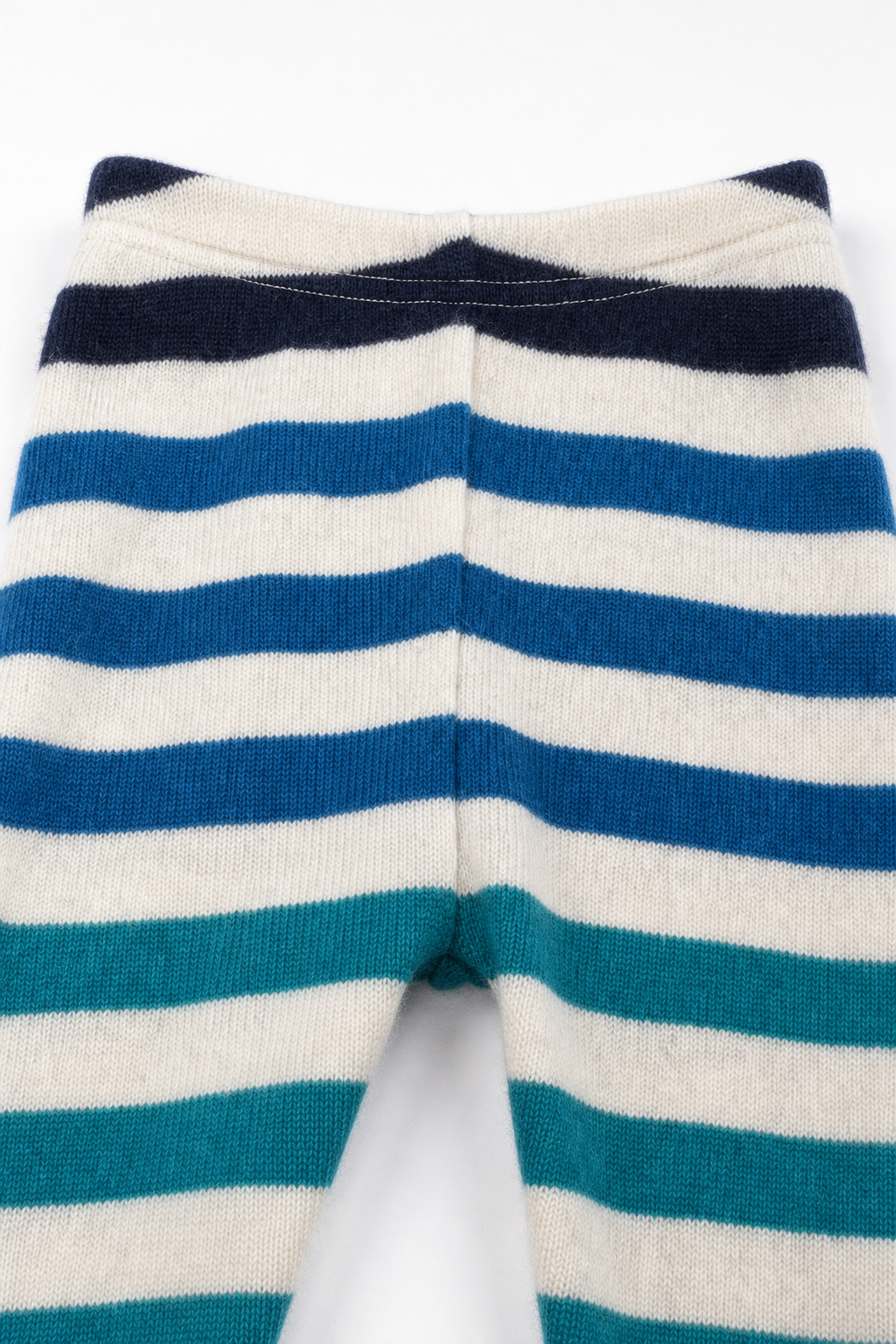 Detailaufnahme der schmalen Babyhose aus Kaschmir in Blau