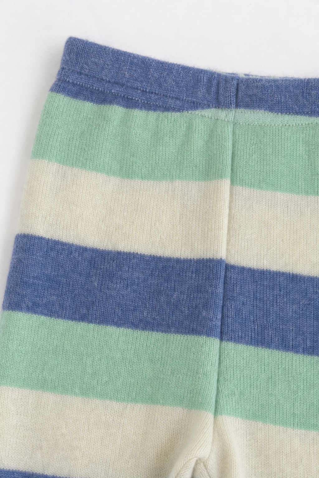 Detailaufnahme der schmalen Babyhose aus Kaschmir in Blau