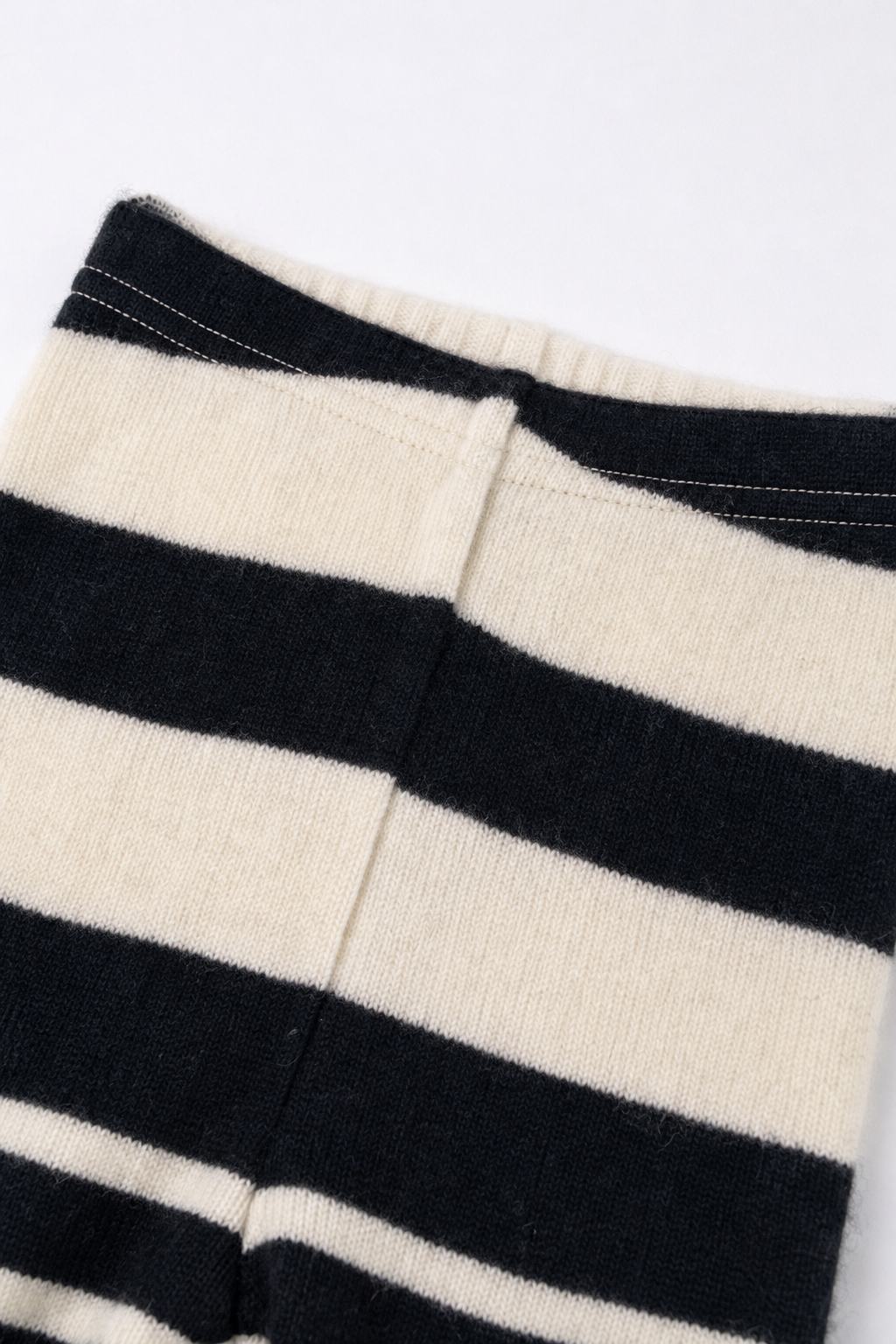Detailaufnahme der schmalen Babyhose aus Kaschmir in Weiß