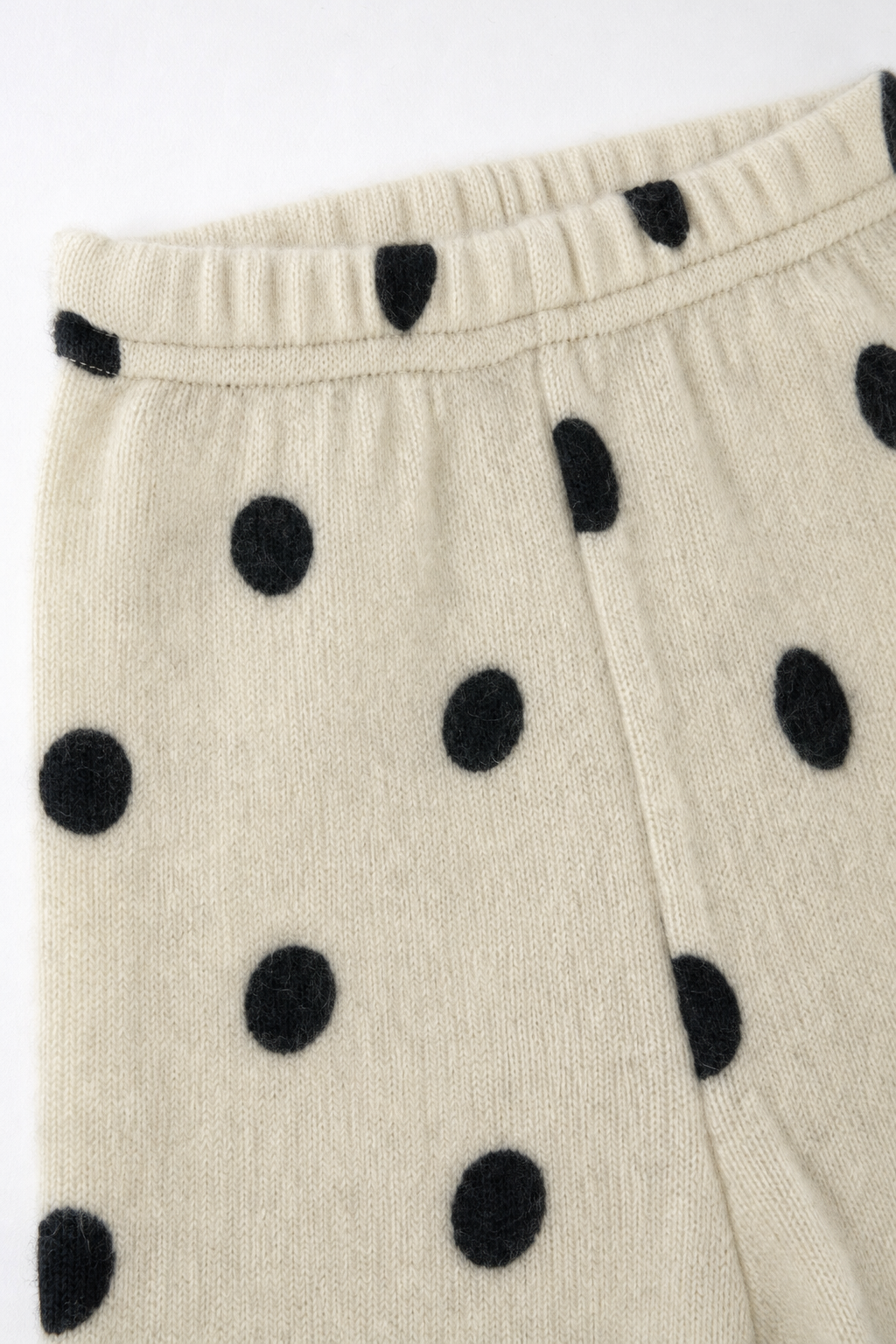 Detailaufnahme der schmalen Babyhose aus Kaschmir in Weiß
