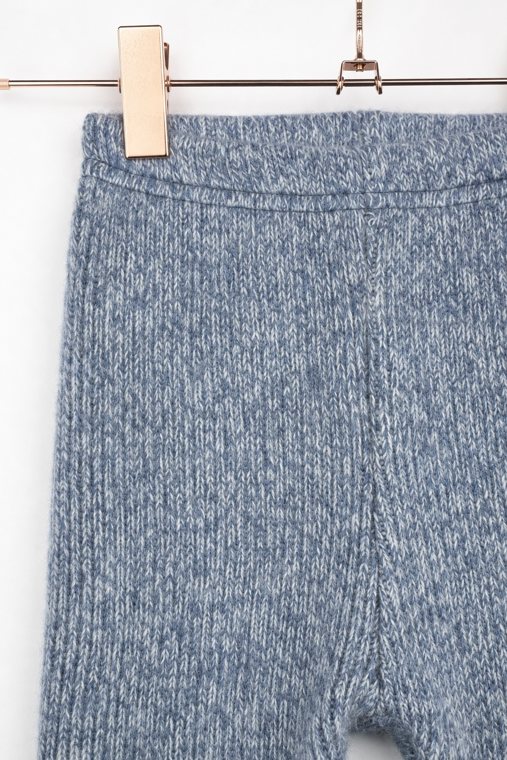 Detailaufnahme der schmalen Babyhose aus Kaschmir in Blau