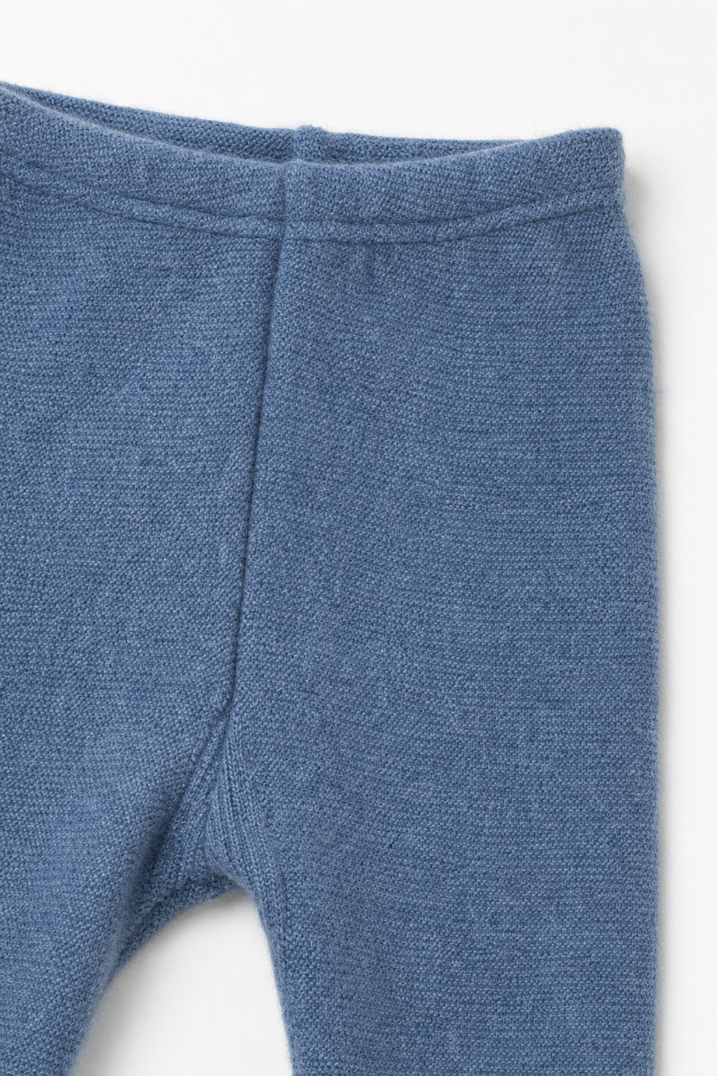Detailaufnahme der schmalen Babyhose aus Kaschmir in Blau