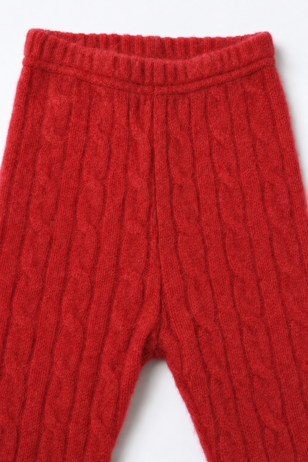 Detailaufnahme der schmalen Babyhose aus Kaschmir in Rot