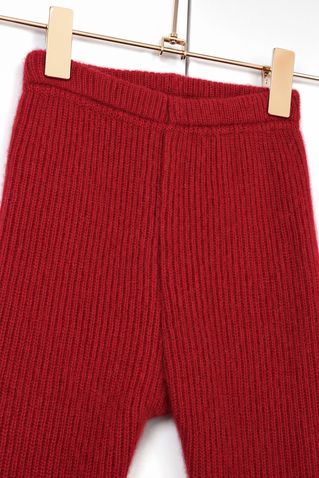 Detailaufnahme der schmalen Babyhose aus Kaschmir in Rot