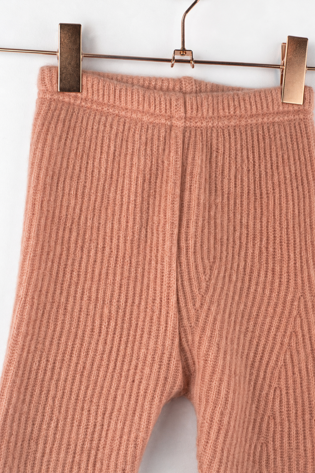 Detailaufnahme der schmalen Babyhose aus Kaschmir in Rosa