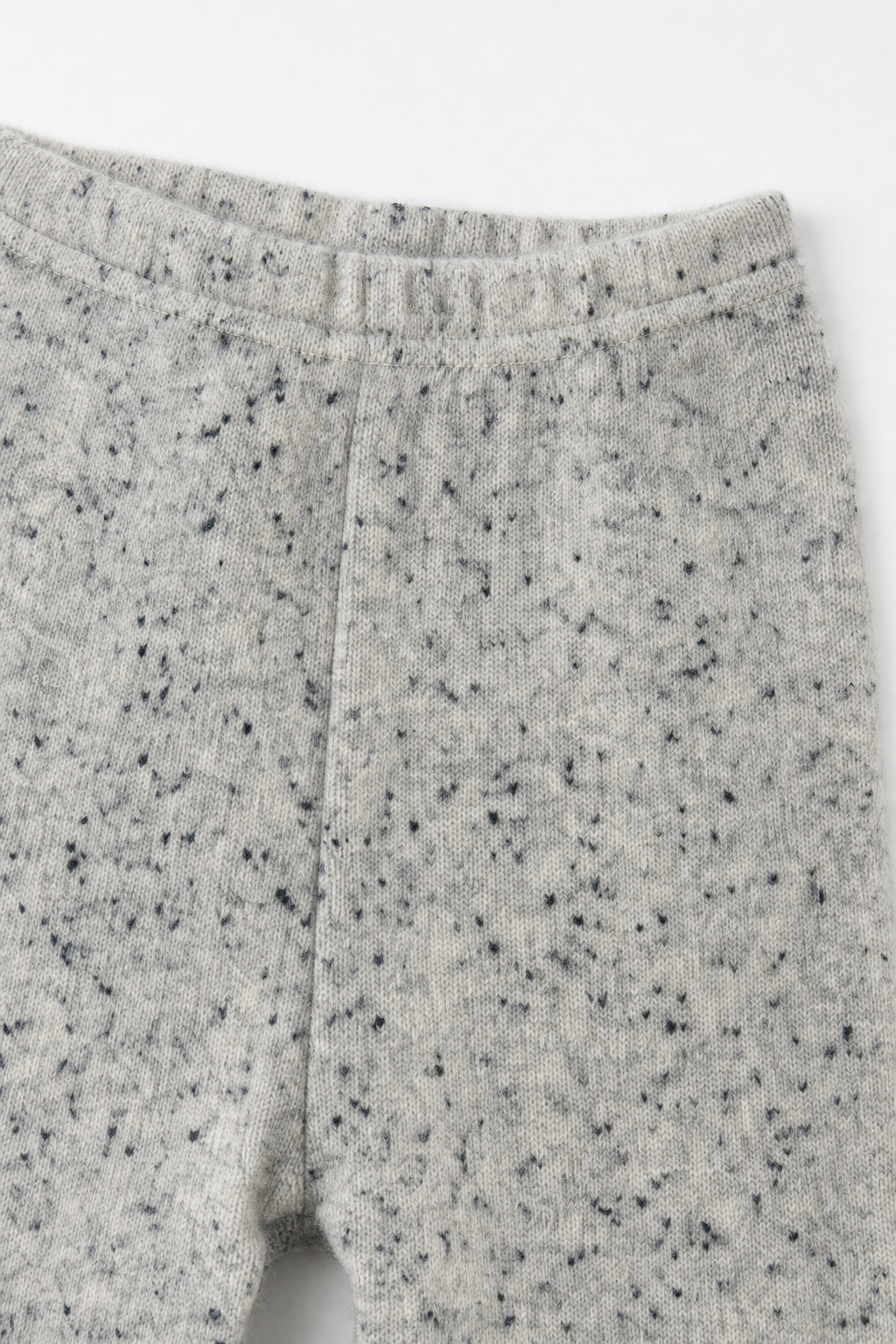 Detailaufnahme der schmalen Babyhose aus Kaschmir in Grau