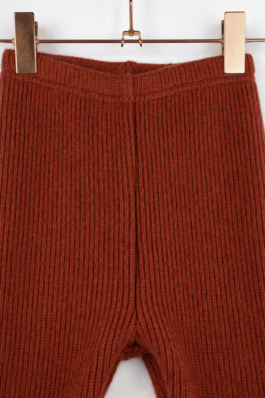 Detailaufnahme der schmalen Babyhose aus Kaschmir in Rot