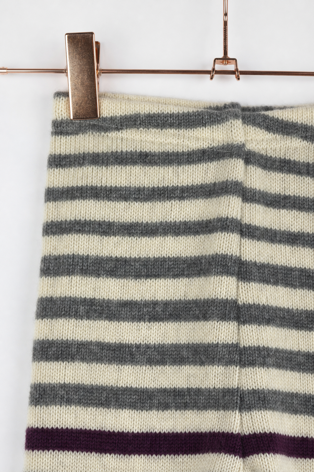 Detailaufnahme der schmalen Babyhose aus Kaschmir in Grau