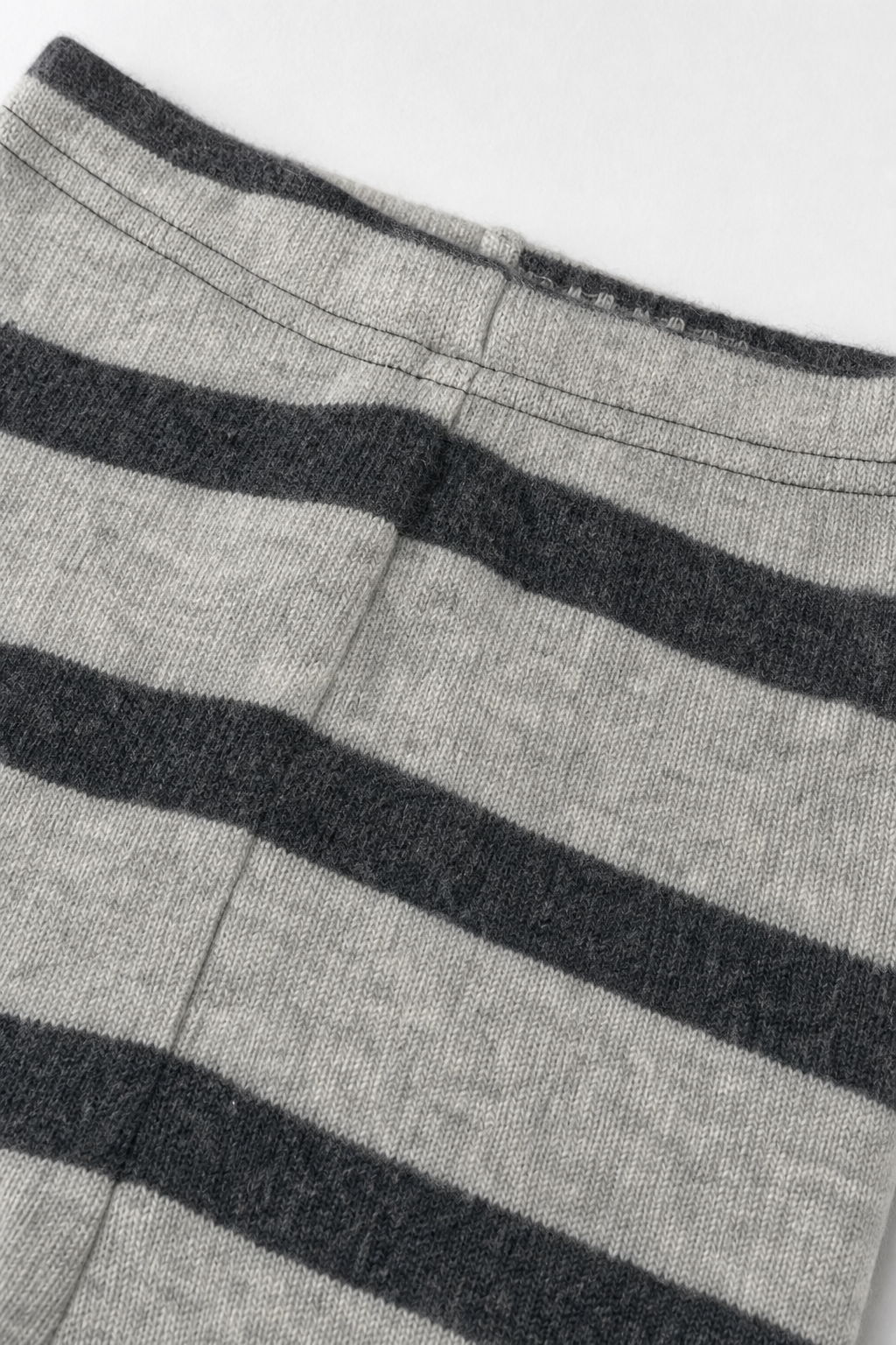 Detailaufnahme der schmalen Babyhose aus Kaschmir in Grau