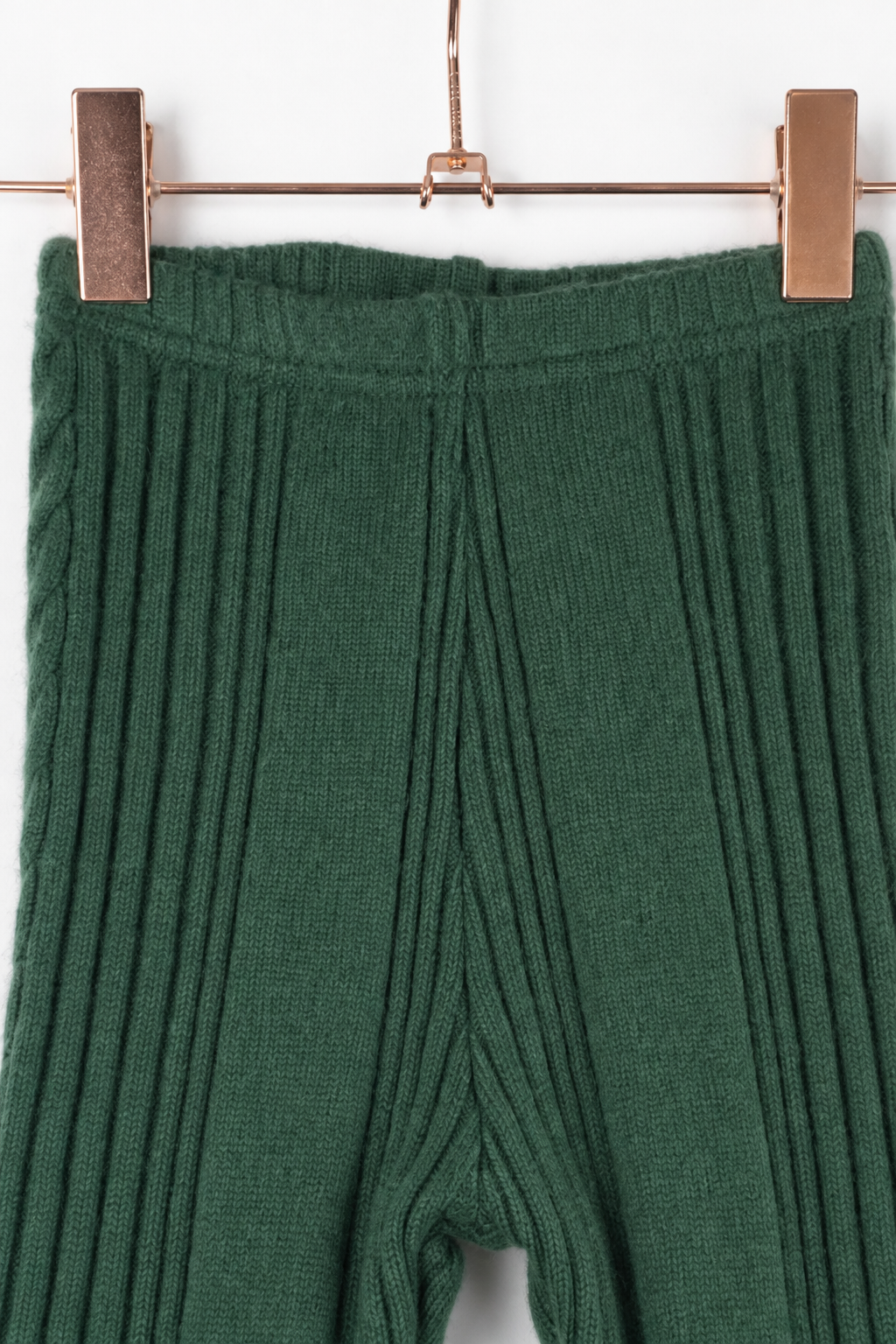 Detailaufnahme der schmalen Babyhose aus Kaschmir in Grün