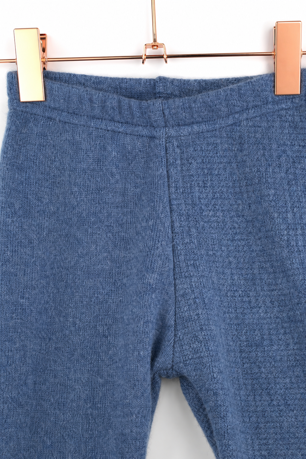 Detailaufnahme der schmalen Kaschmirhose in Blau, Größe 98/104