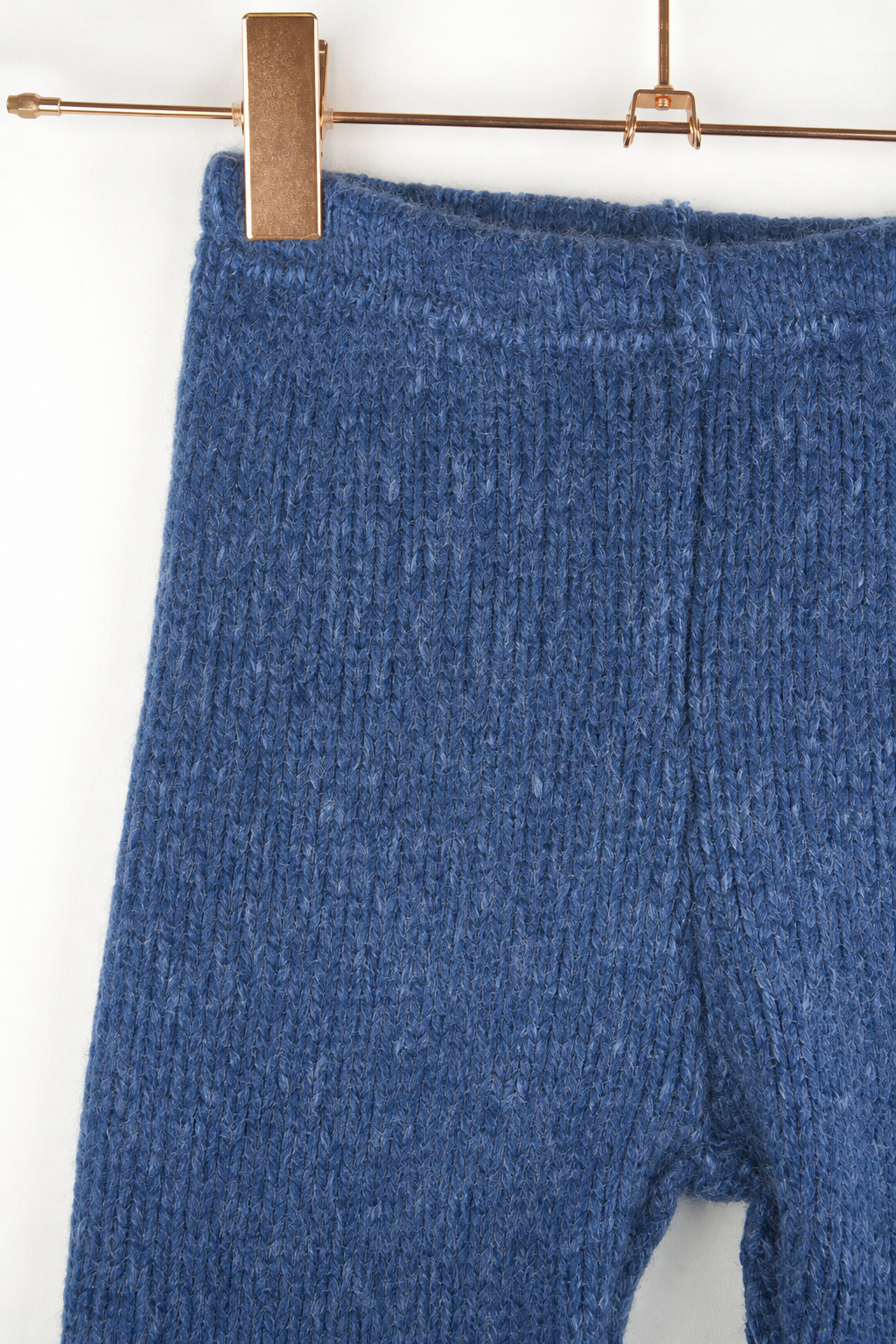 Detailaufnahme der schmalen Kaschmirhose in Blau, Größe 98/104