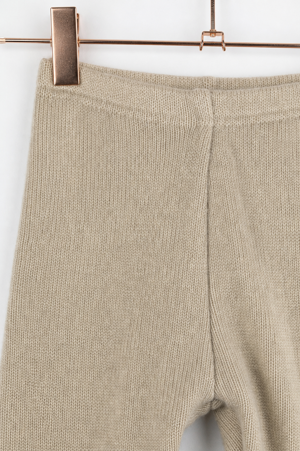 Detailaufnahme der schmalen Kaschmirhose in Braun, Größe 98/104