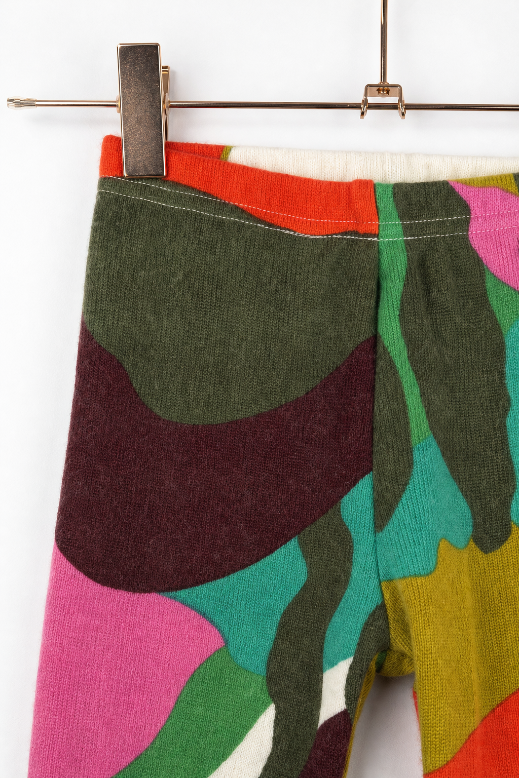 Detailaufnahme der schmalen Kaschmirhose in Bunt, Größe 98/104