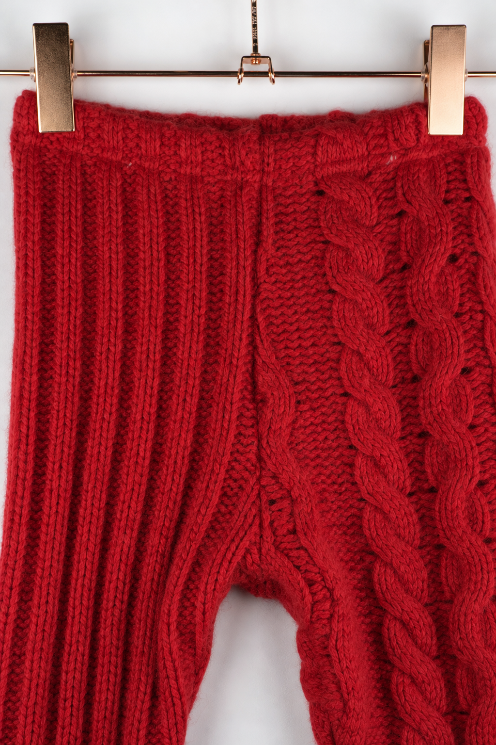Detailaufnahme der schmalen Kaschmirhose in Rot, Größe 98/104