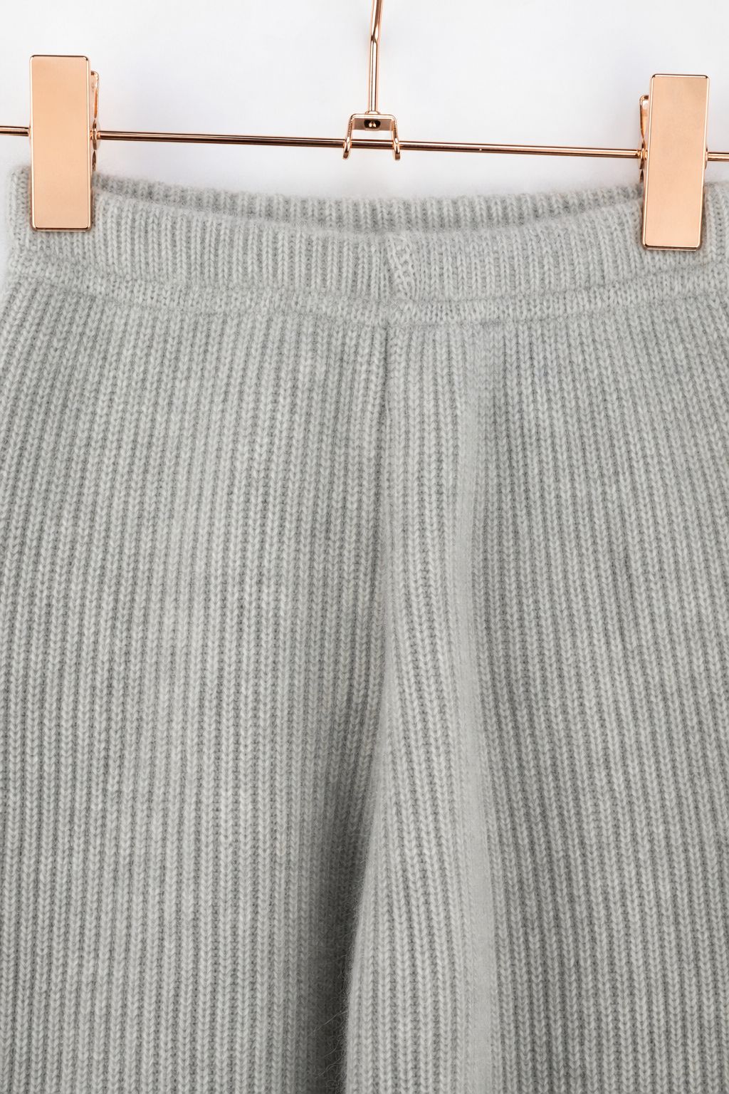 Detailaufnahme der schmalen Kaschmirhose in Grau, Größe 110/116