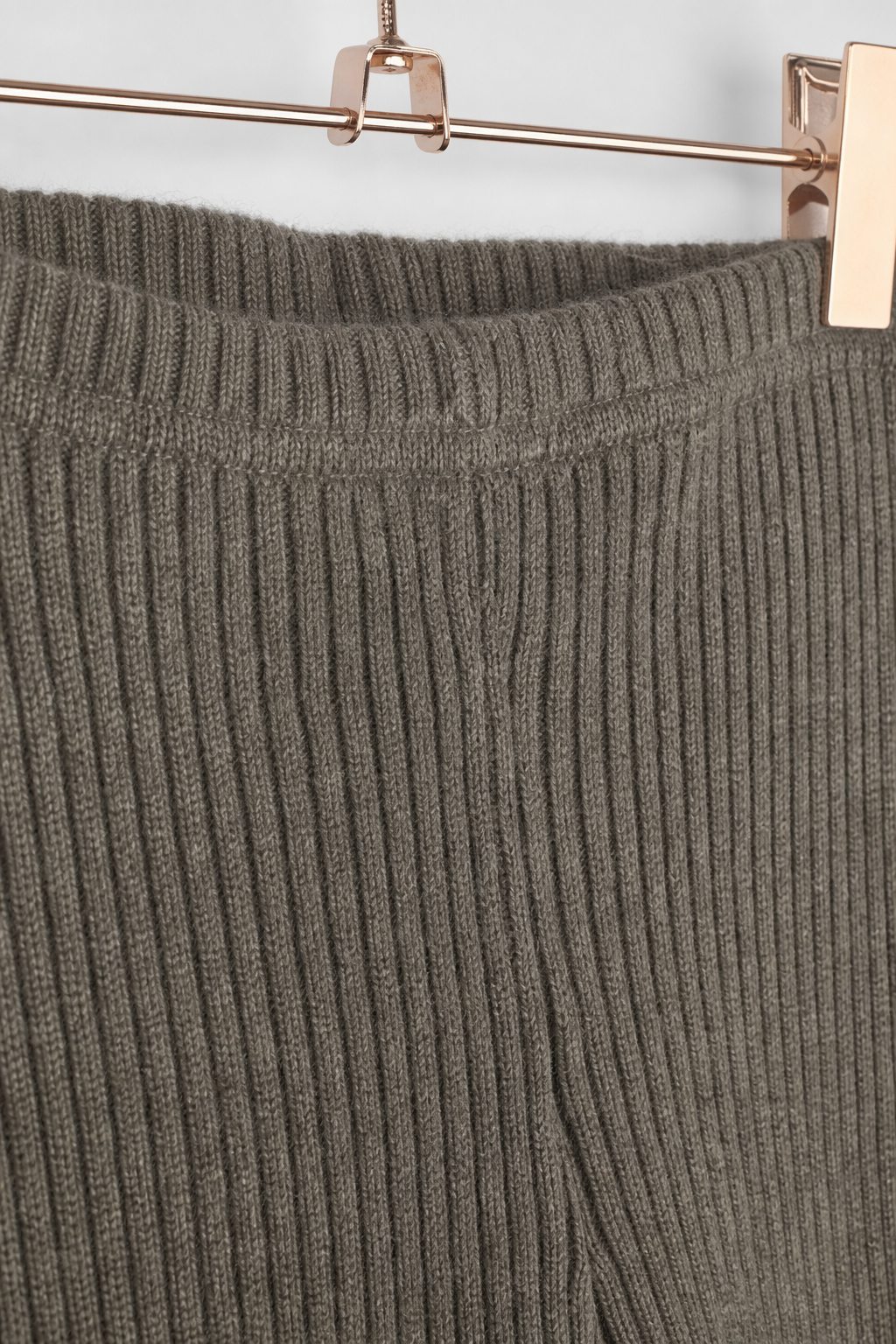 Detailaufnahme der schmalen Kaschmirhose in Braun, Größe 110/116