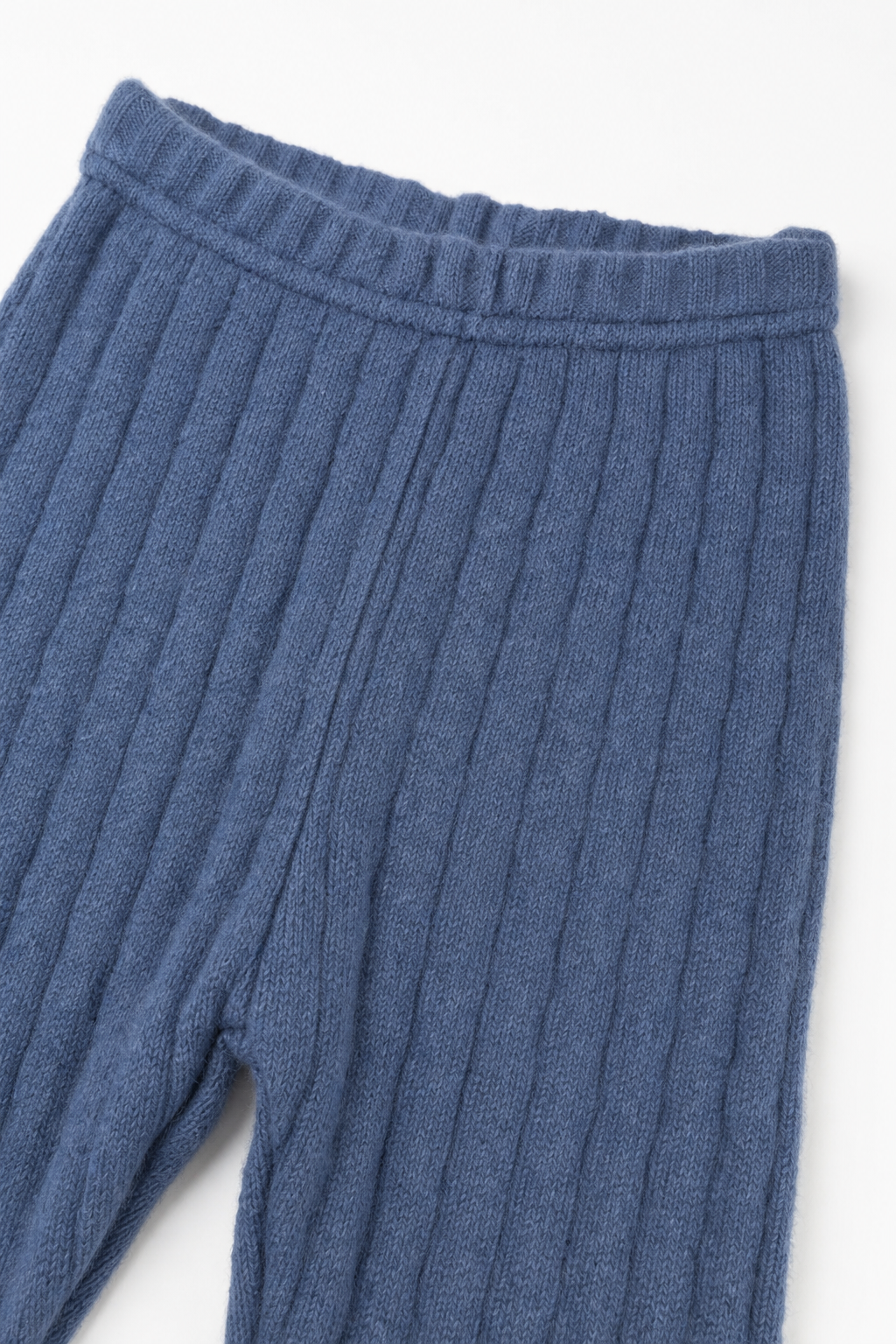 Detailaufnahme der schmalen Kaschmirhose in Blau, Größe 110/116