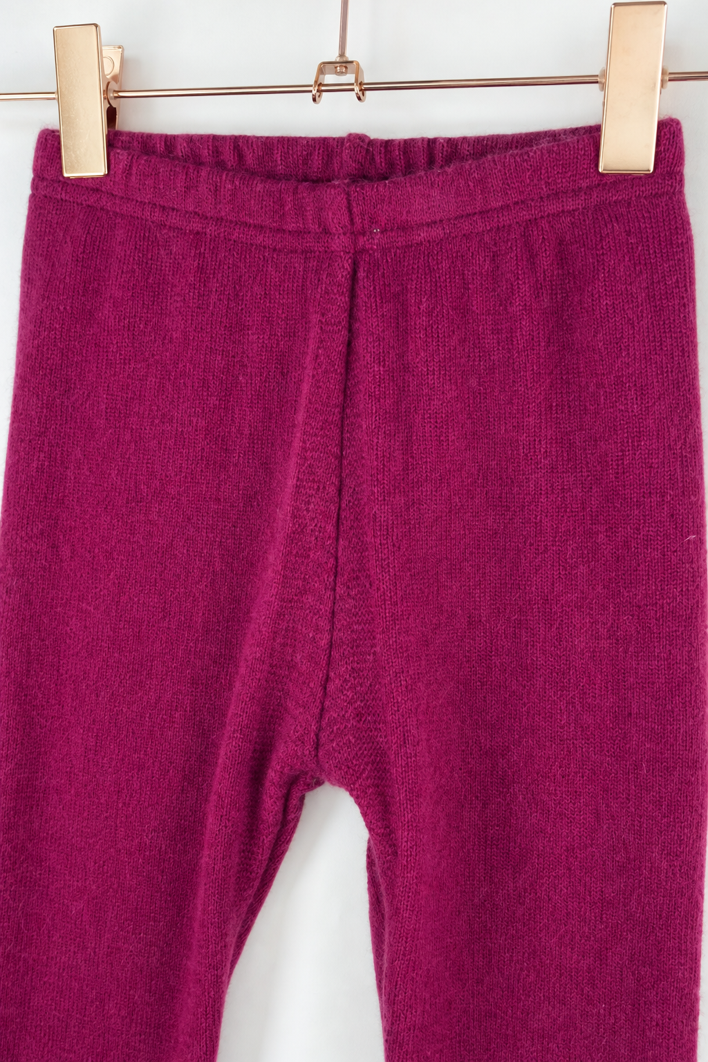 Detailaufnahme der schmalen Kaschmirhose in Rosa, Größe 110/116