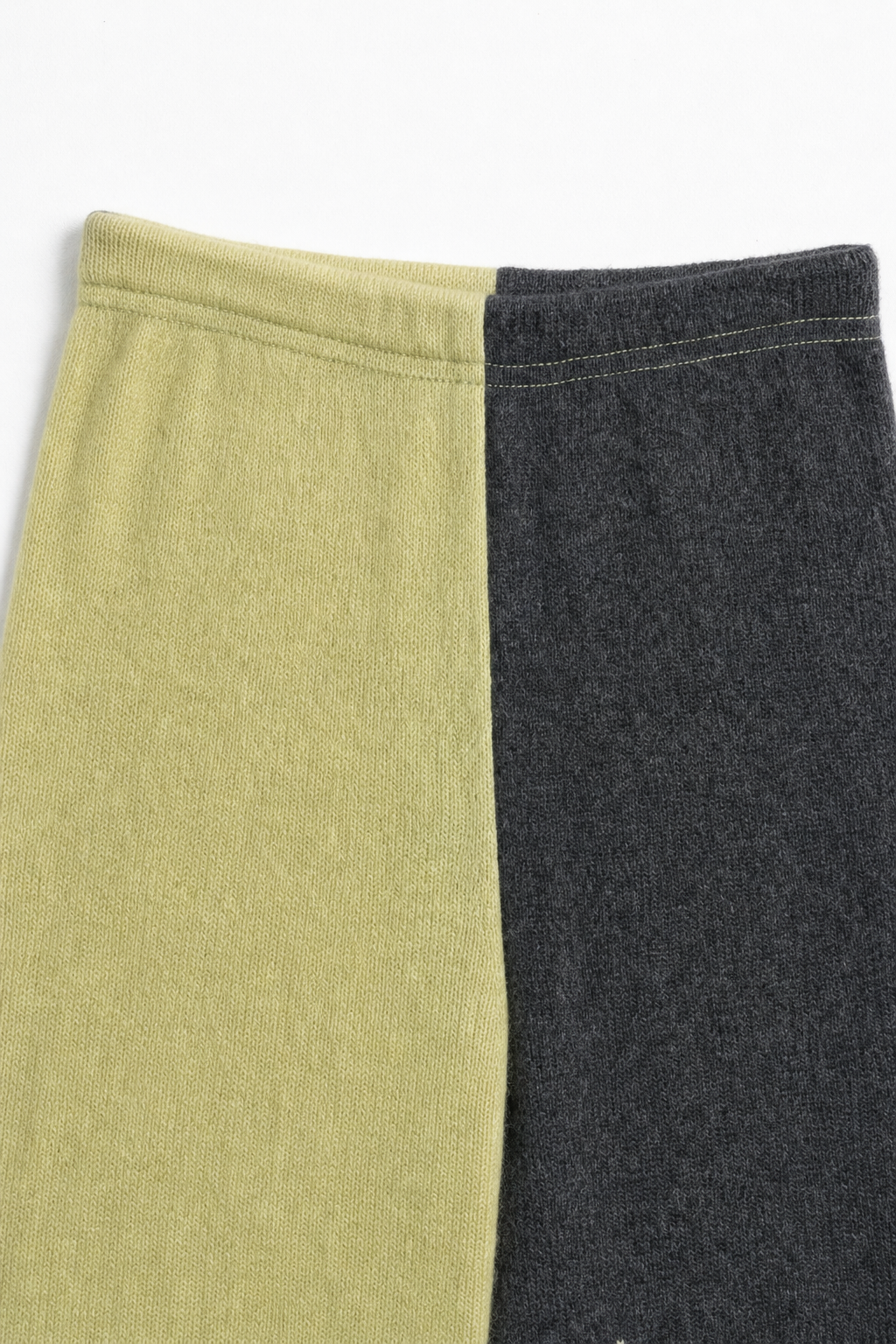 Detailaufnahme der schmalen Kaschmirhose in Gelb, Größe 122/128