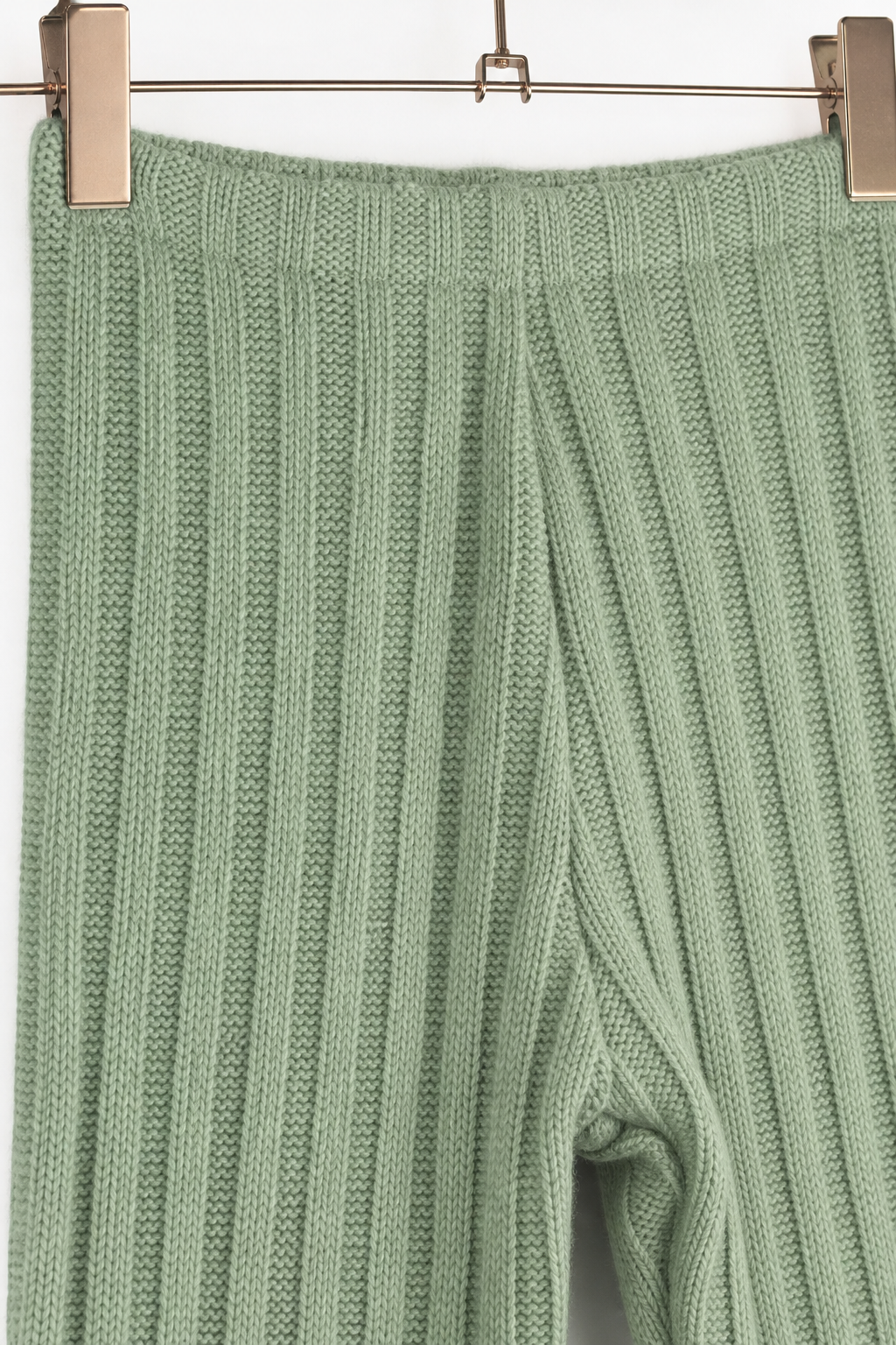 Detailaufnahme der schmalen Kaschmirhose in Grün, Größe 122/128
