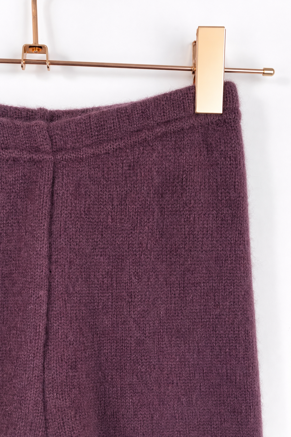 Detailaufnahme der schmalen Kaschmirhose in Lila, Größe 122/128