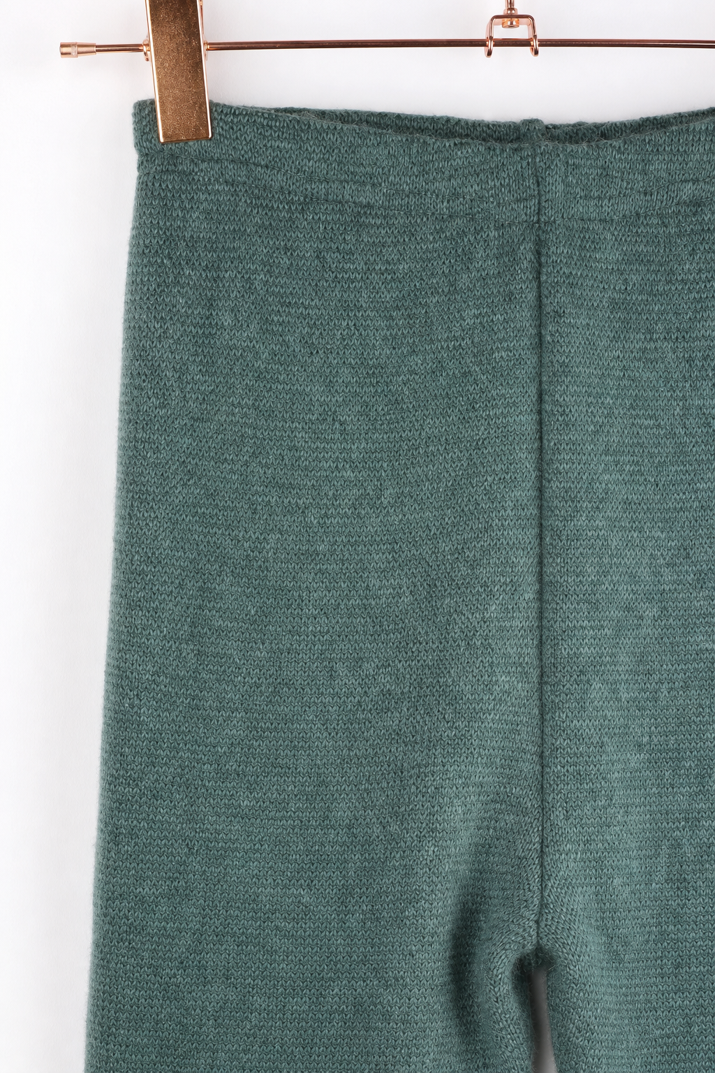 Detailaufnahme der schmalen Kaschmirhose in Grün, Größe 134/140