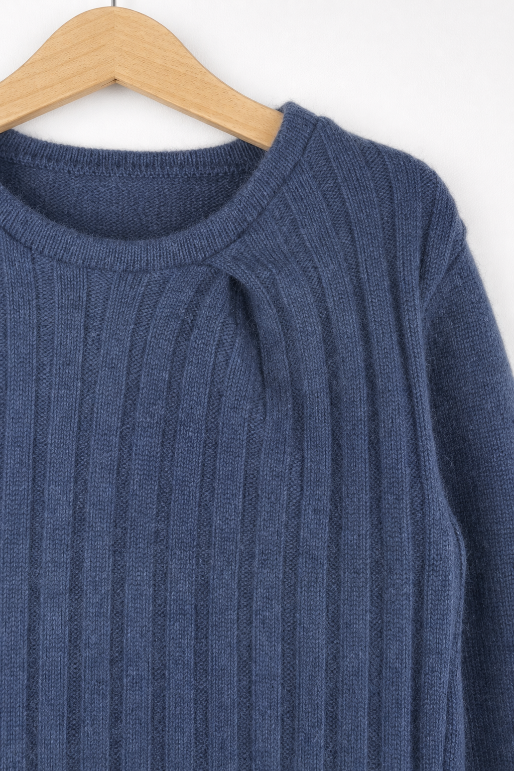 Detailaufnahme des Kaschmir Pullovers mit der Falte in Blau