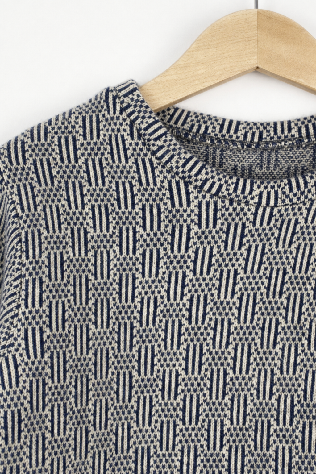 Detailaufnahme des Kaschmir Pullovers mit der Falte in Blau