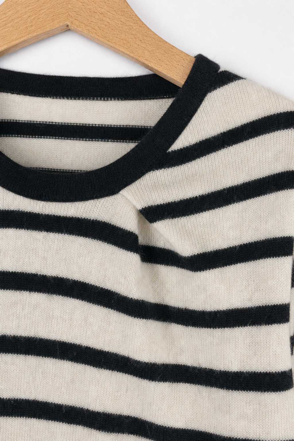 Detailaufnahme des Kaschmir Pullovers mit der Falte in Weiß