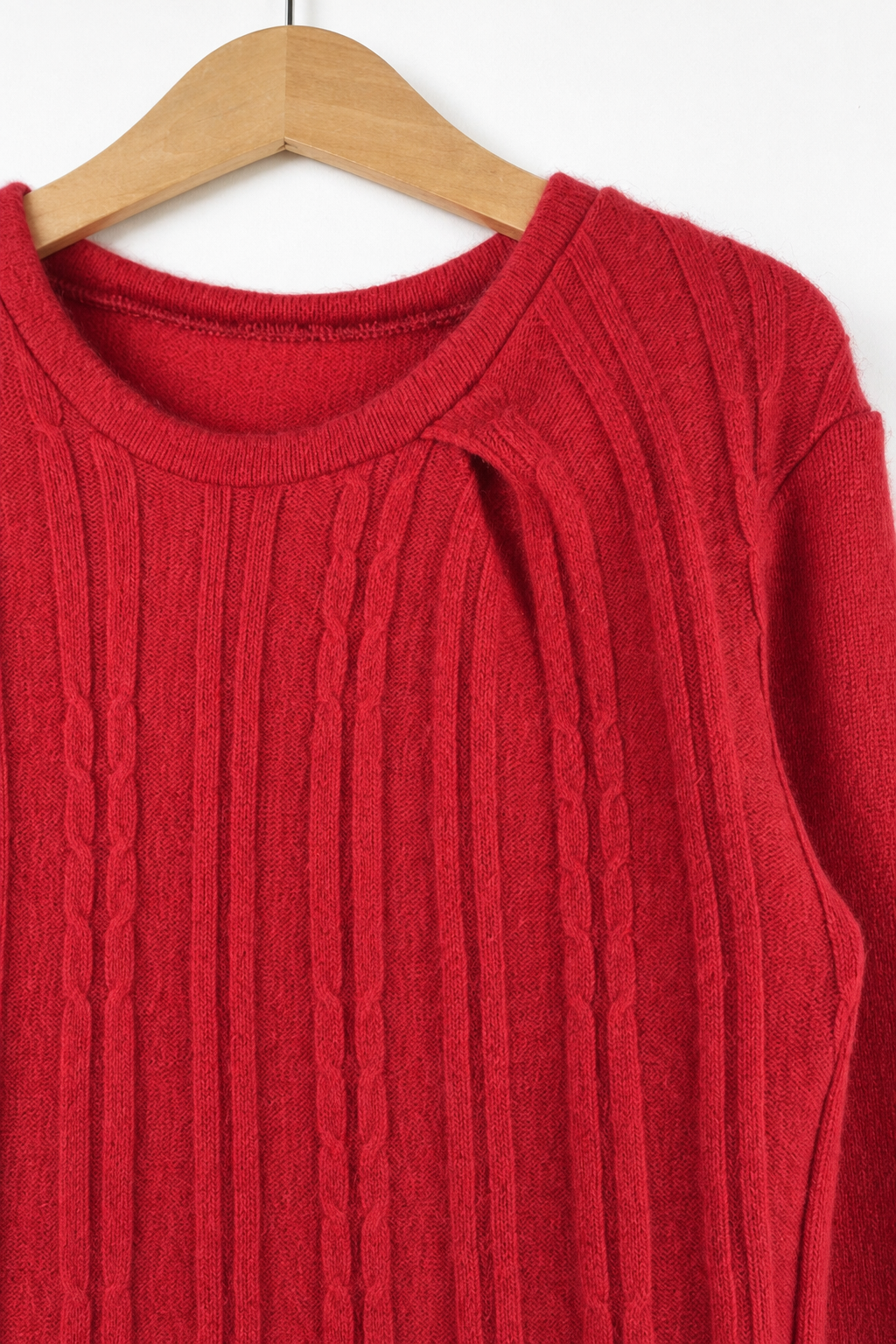 Detailaufnahme des Kaschmir Pullovers mit der Falte in Rot