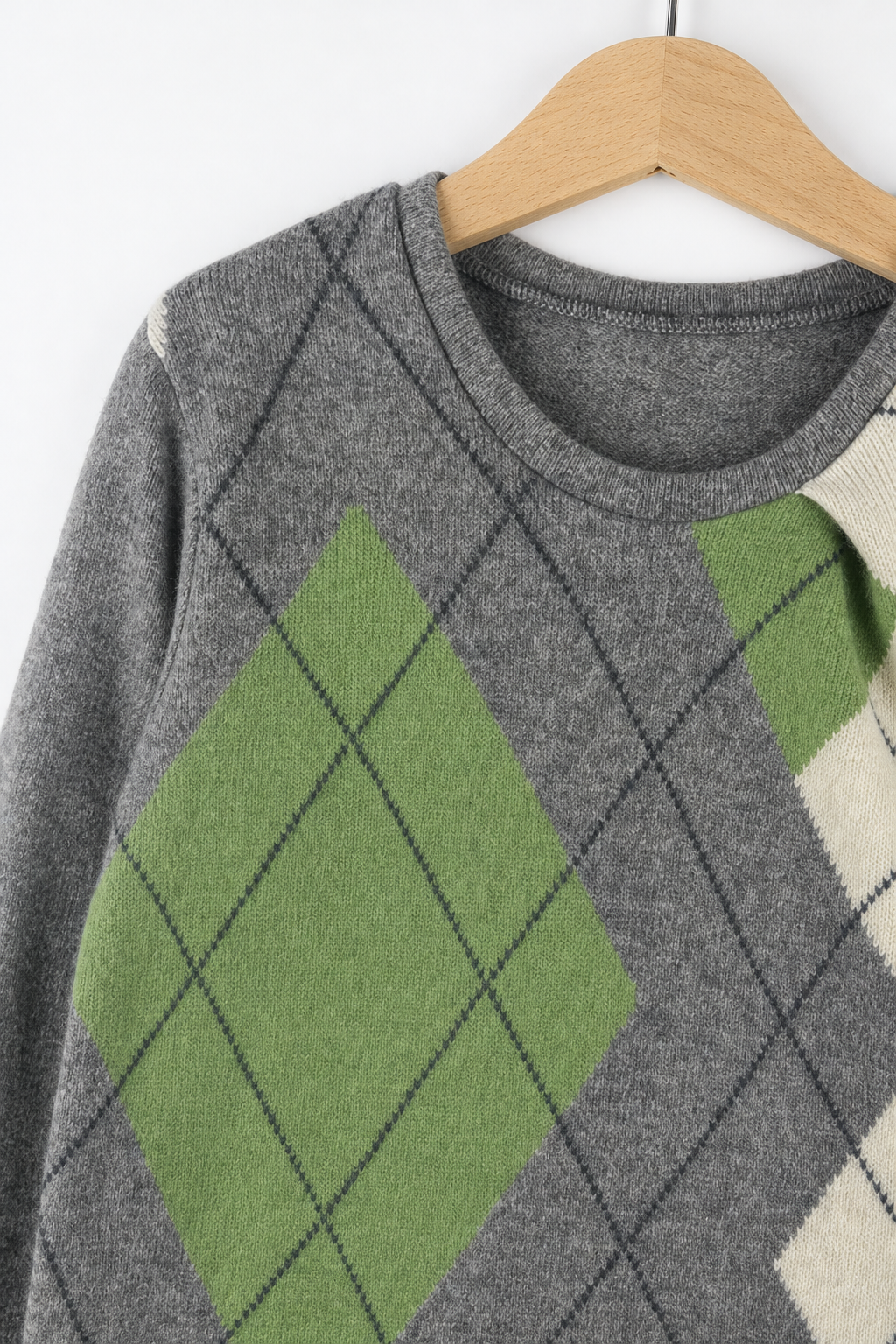 Detailaufnahme des Kaschmir Pullovers mit der Falte in Grau