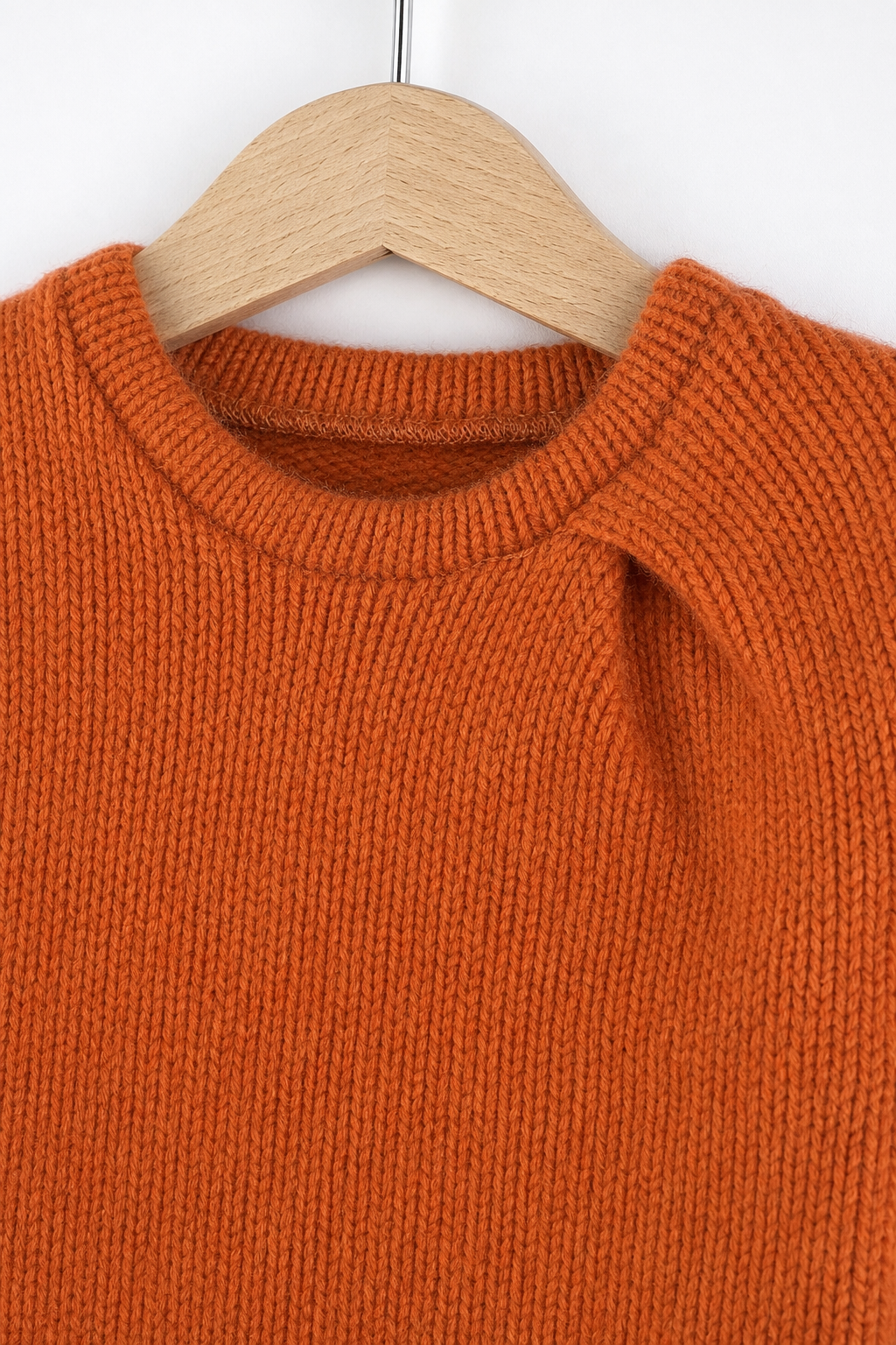 Detailaufnahme des Kaschmir Pullovers mit der Falte in Orange
