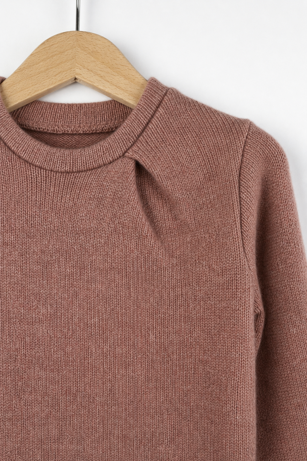 Detailaufnahme des Kaschmir Pullovers mit der Falte in Rosa