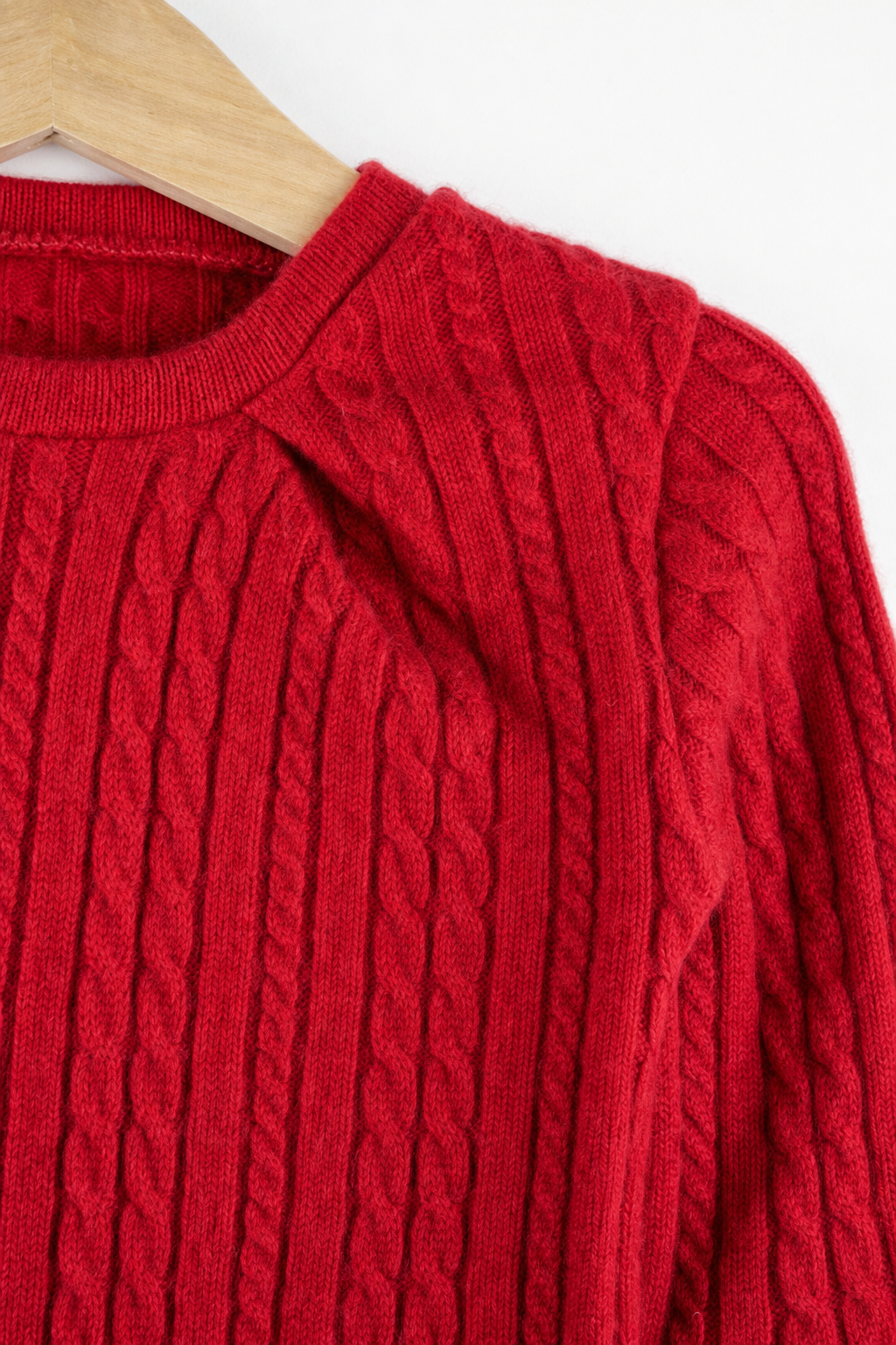 Detailaufnahme des Kaschmir Pullovers mit der Falte in Rot
