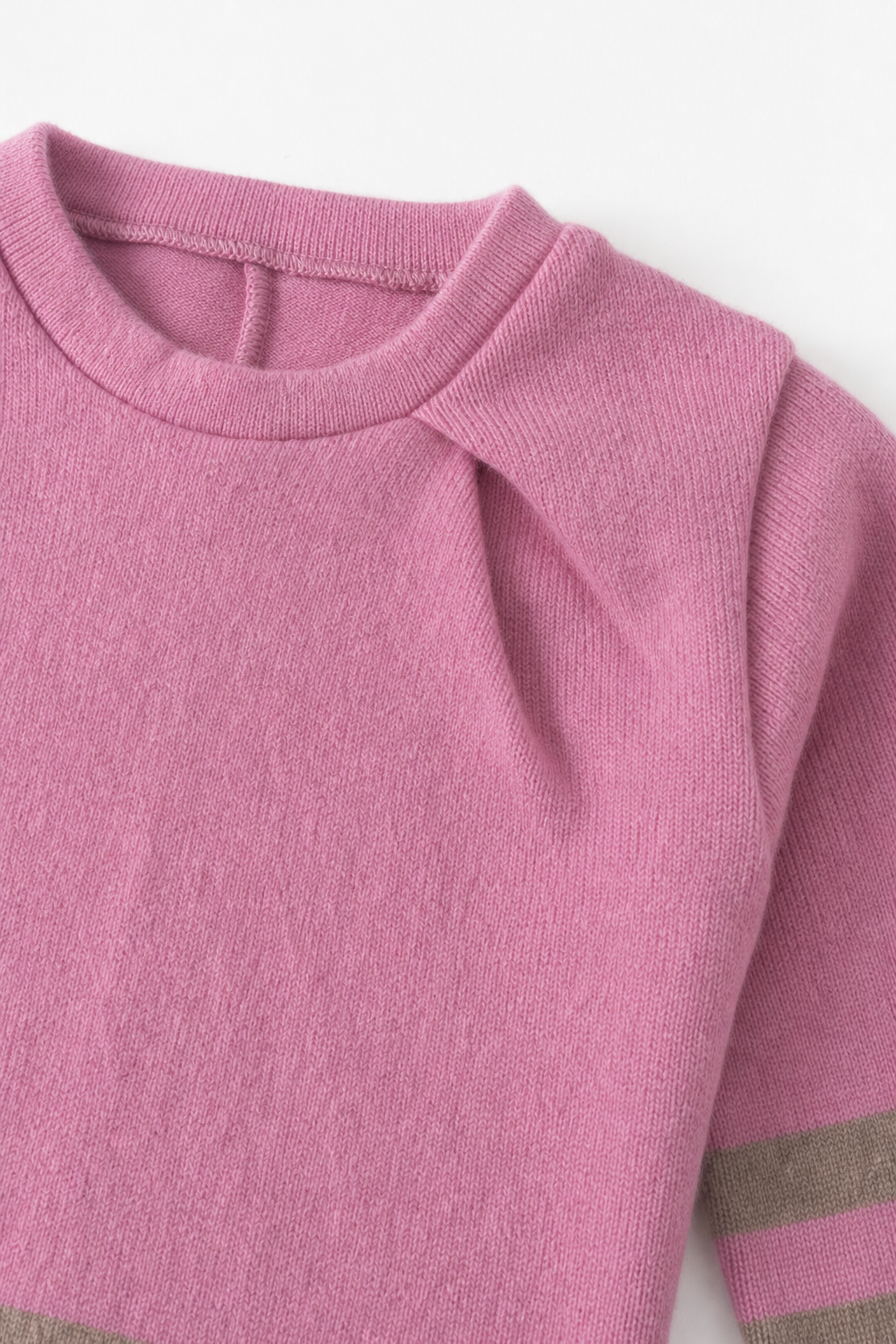 Detailaufnahme des Kaschmir Pullovers mit der Falte in Rosa