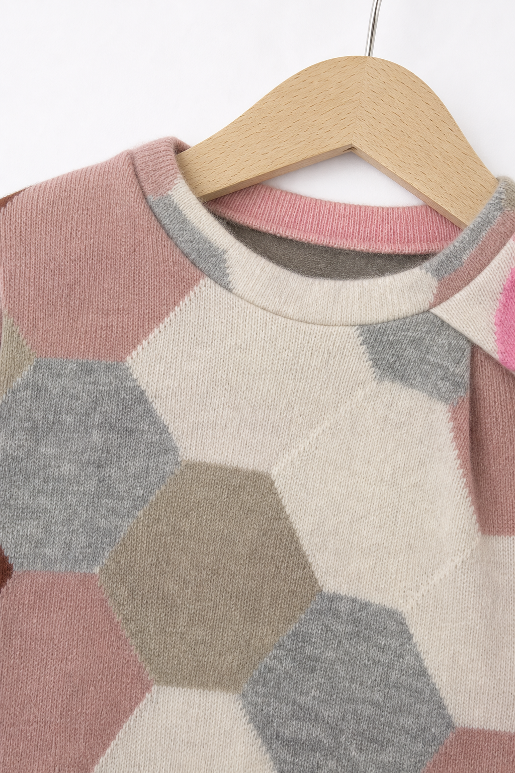 Detailaufnahme des Kaschmir Pullovers mit der Falte in Rosa