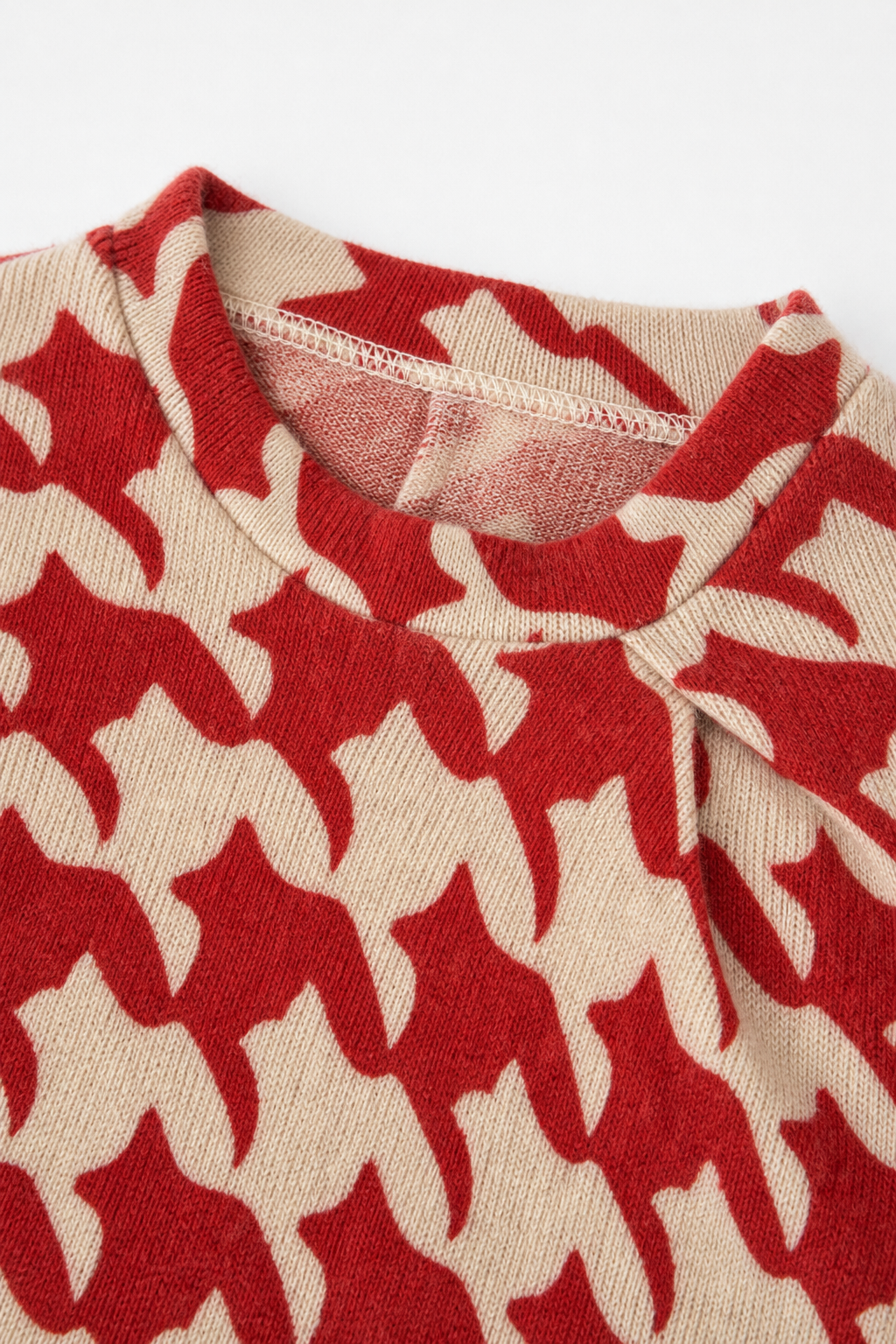 Detailaufnahme des Kaschmir Pullovers mit der Falte in Rot