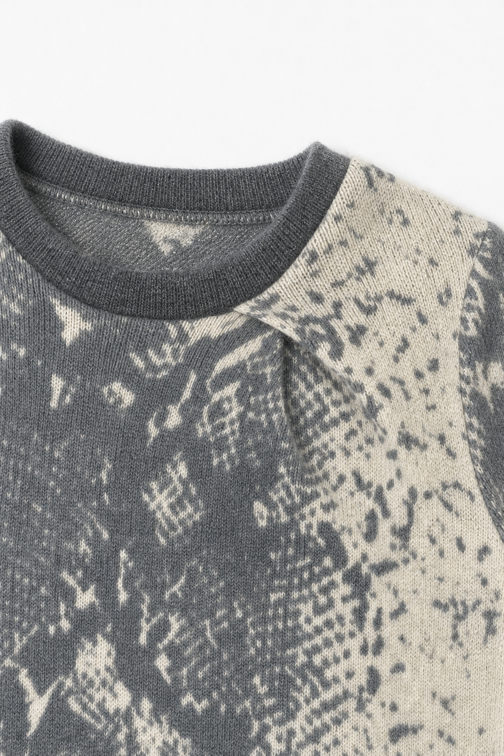 Detailaufnahme des Kaschmir Pullovers mit der Falte in Grau