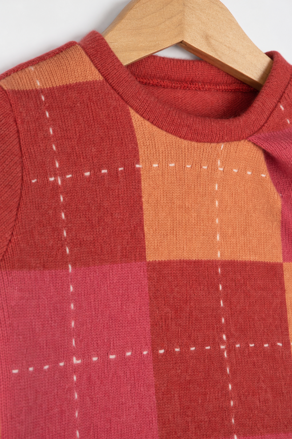 Detailaufnahme des Kaschmir Pullovers mit der Falte in Rosa