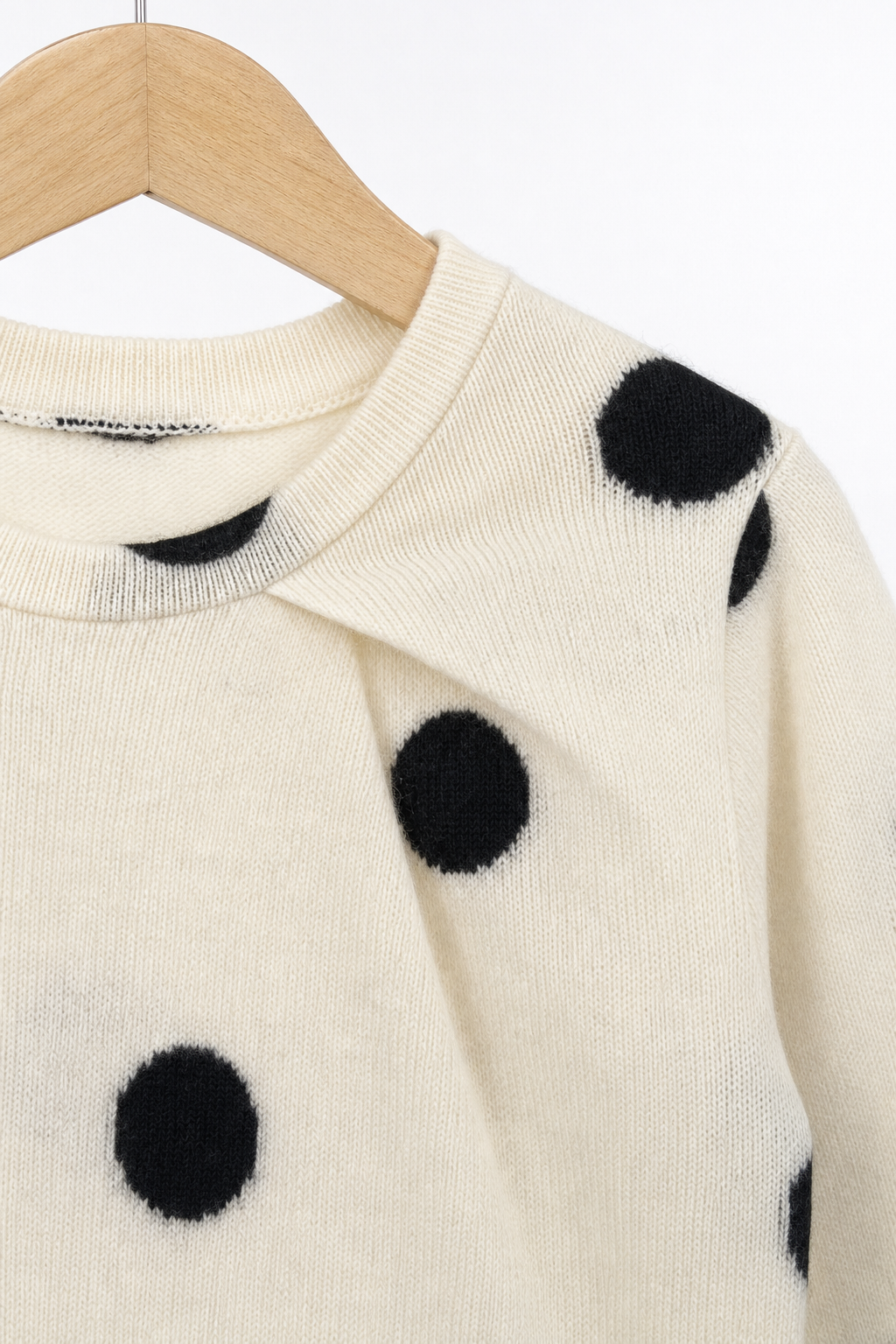 Detailaufnahme des Kaschmir Pullovers mit der Falte in Weiß