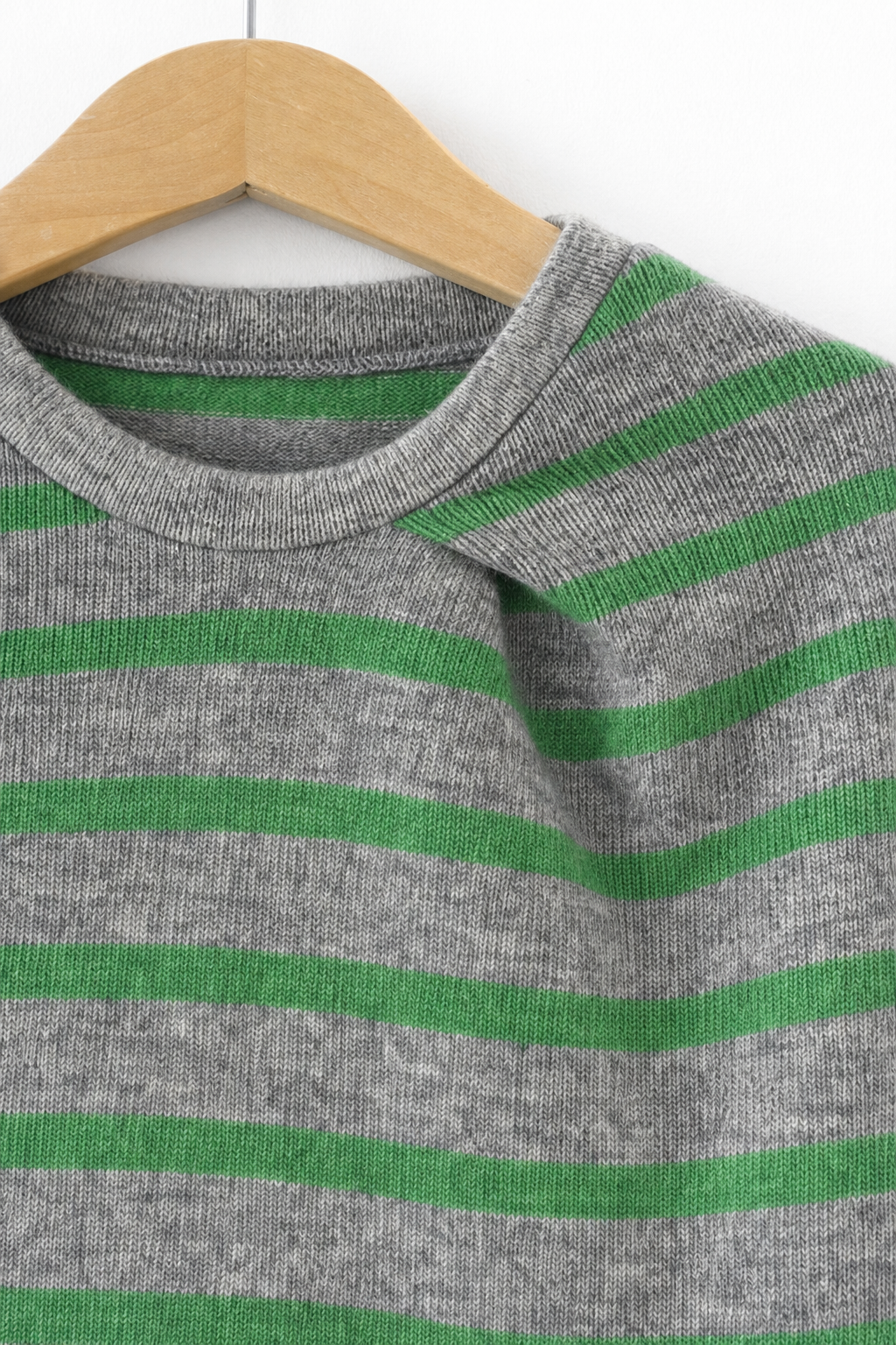 Detailaufnahme des Kaschmir Pullovers mit der Falte in Grau