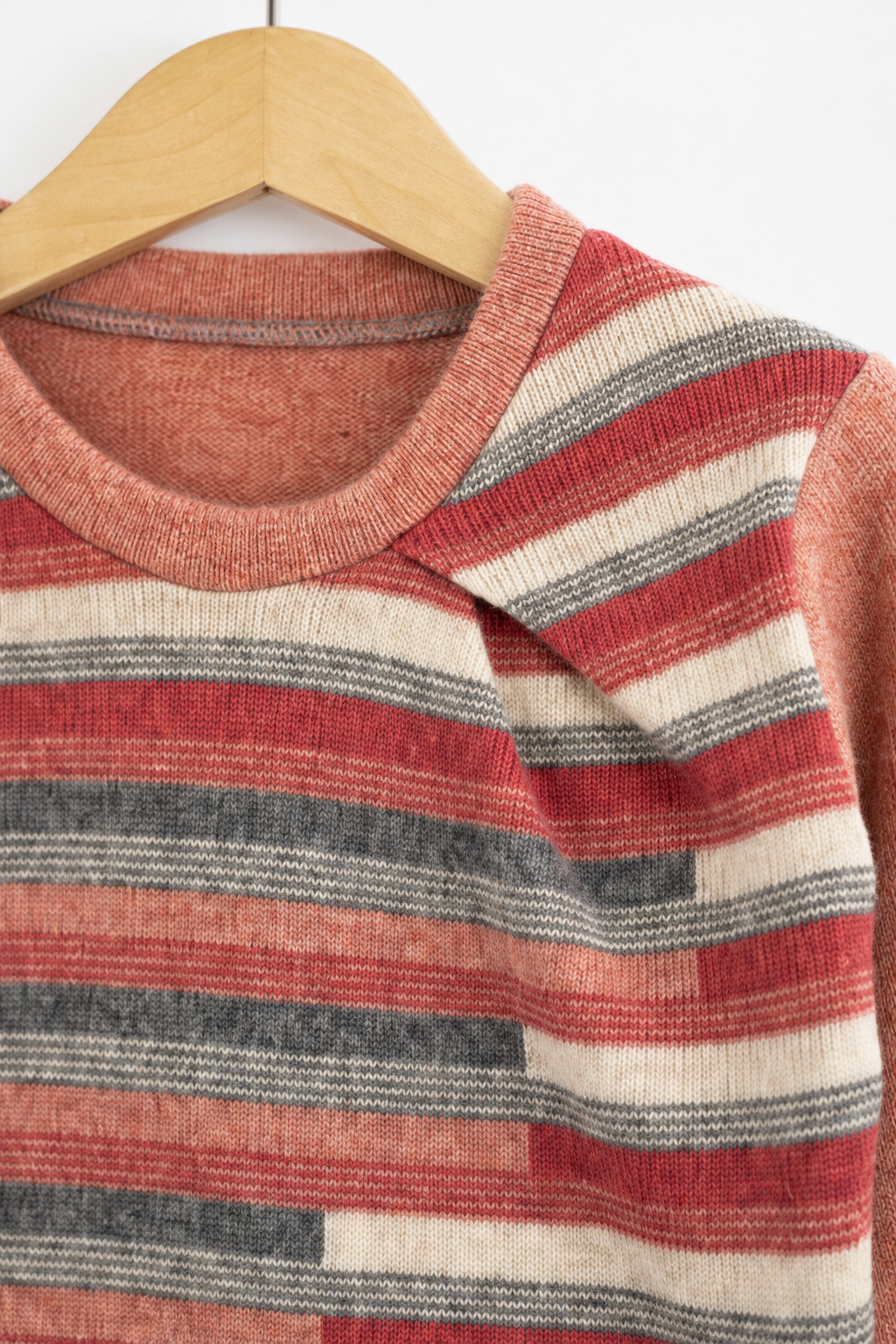 Detailaufnahme des Kaschmir Pullovers mit der Falte in Rosa