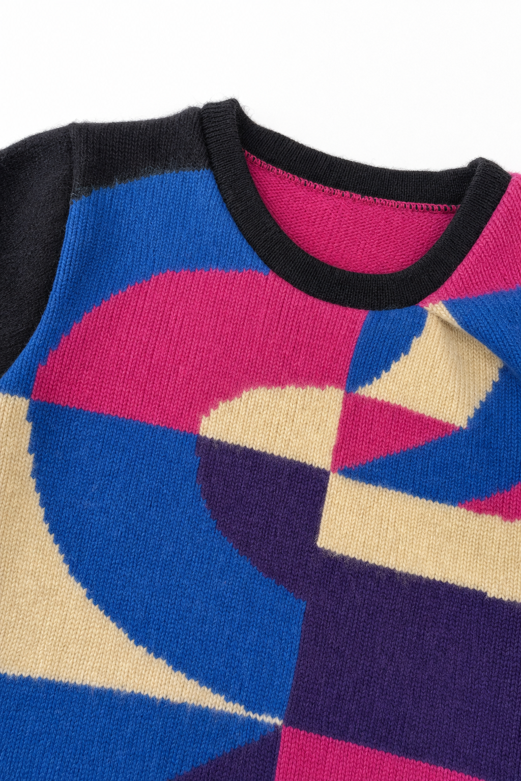 Detailaufnahme des Kaschmir Pullovers mit der Falte in Rosa