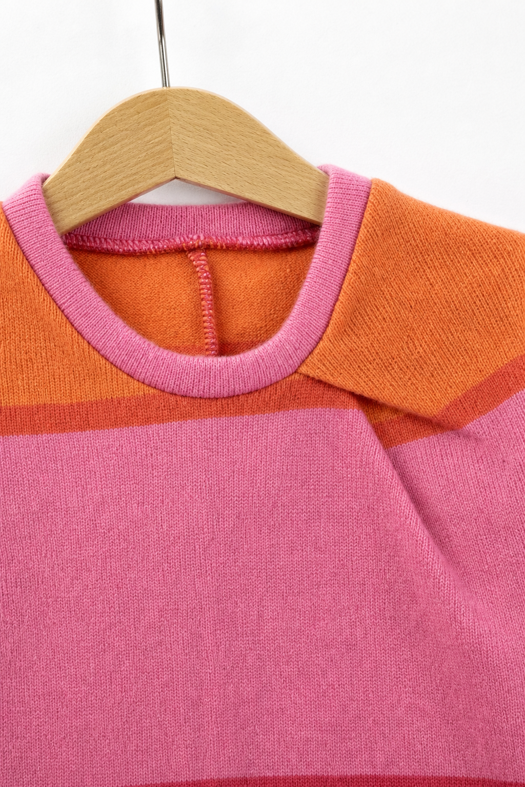 Detailaufnahme des Kaschmir Pullovers mit der Falte in Rosa