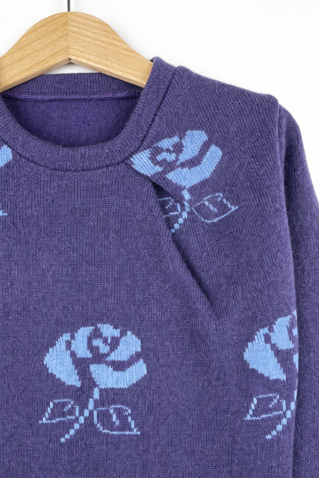 Detailaufnahme des Kaschmir Pullovers mit der Falte in Lila