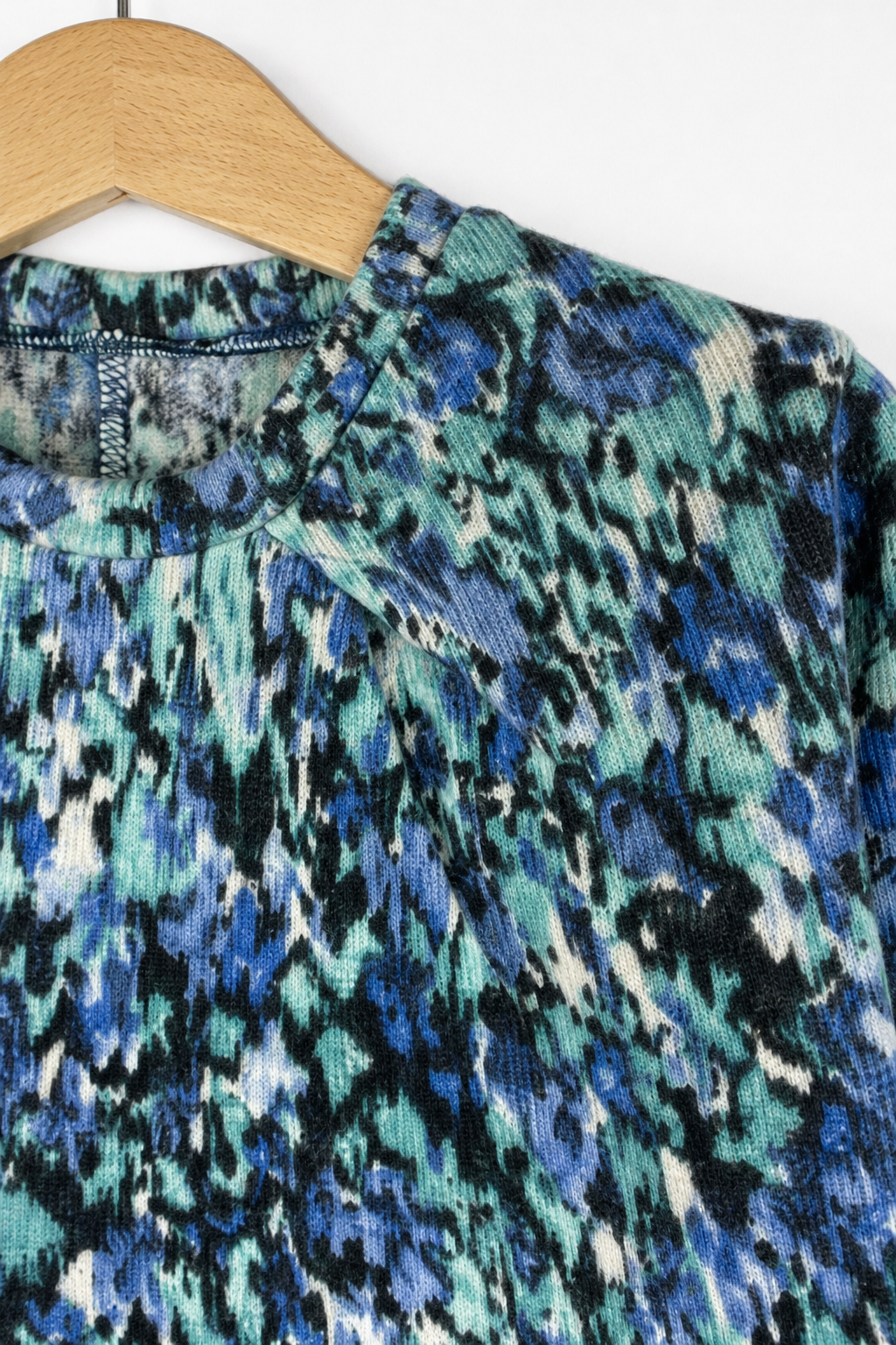Detailaufnahme des Kaschmir Pullovers mit der Falte in Blau