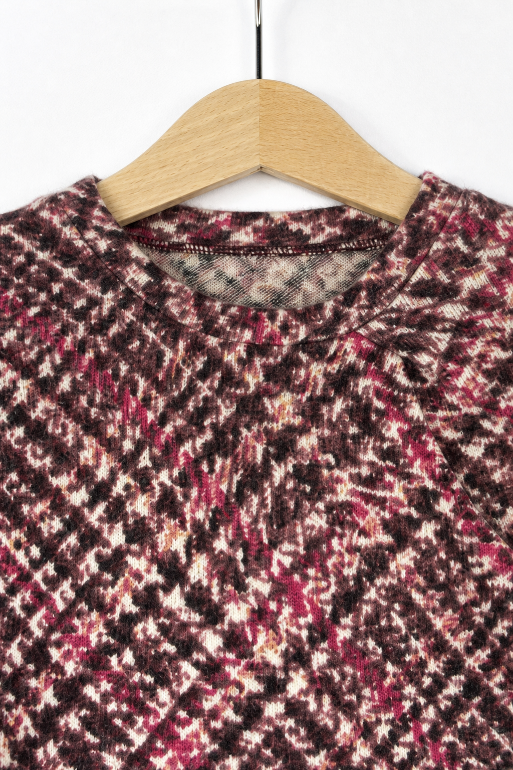 Detailaufnahme des Kaschmir Pullovers mit der Falte in Rosa