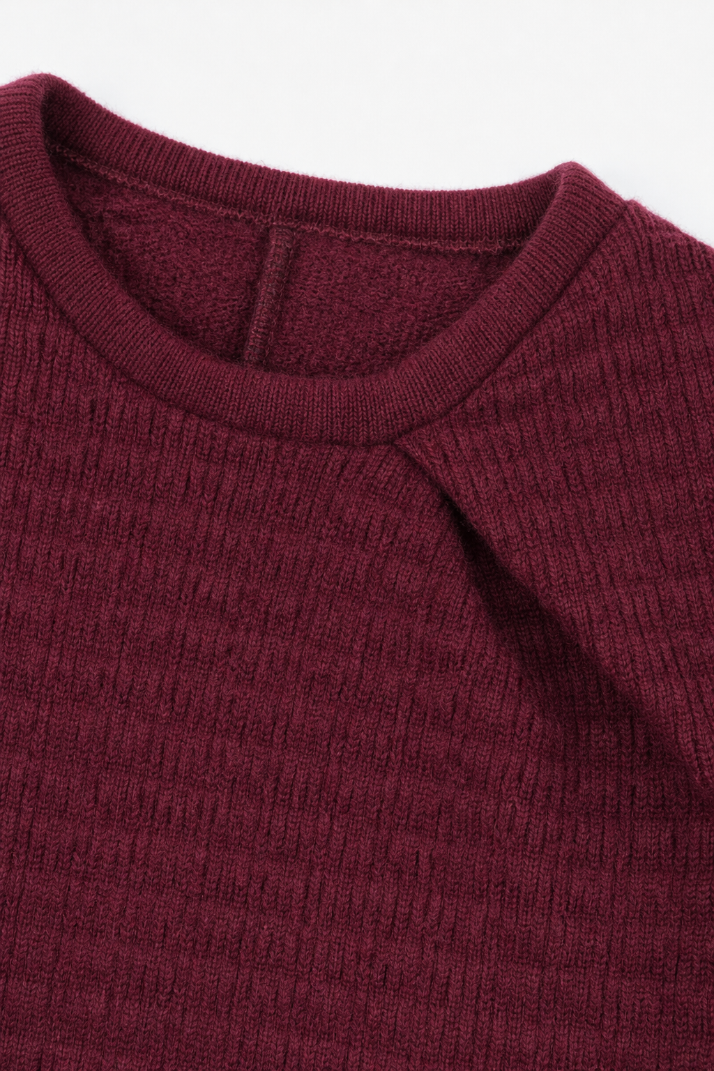 Detailaufnahme des Kaschmir Pullovers mit der Falte in Rot