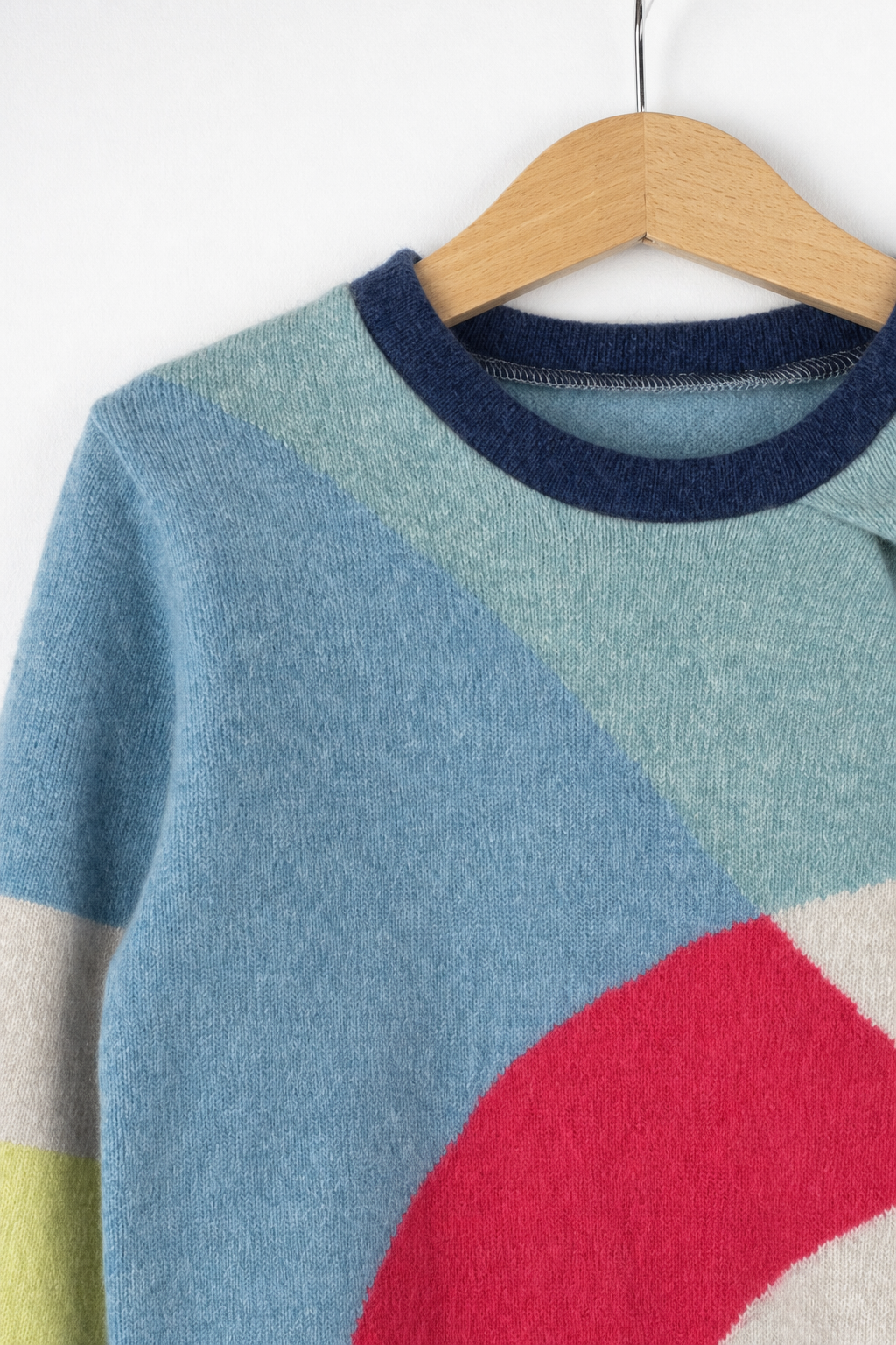 Detailaufnahme des Kaschmir Pullovers mit der Falte in Bunt